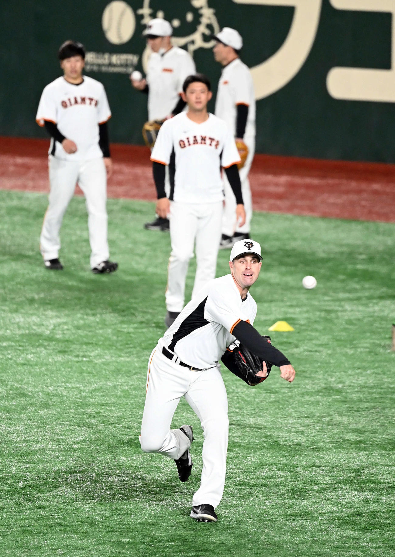 巨人対ヤクルト　外野でキャッチボールをする巨人シューメーカー（撮影・たえ見朱実）