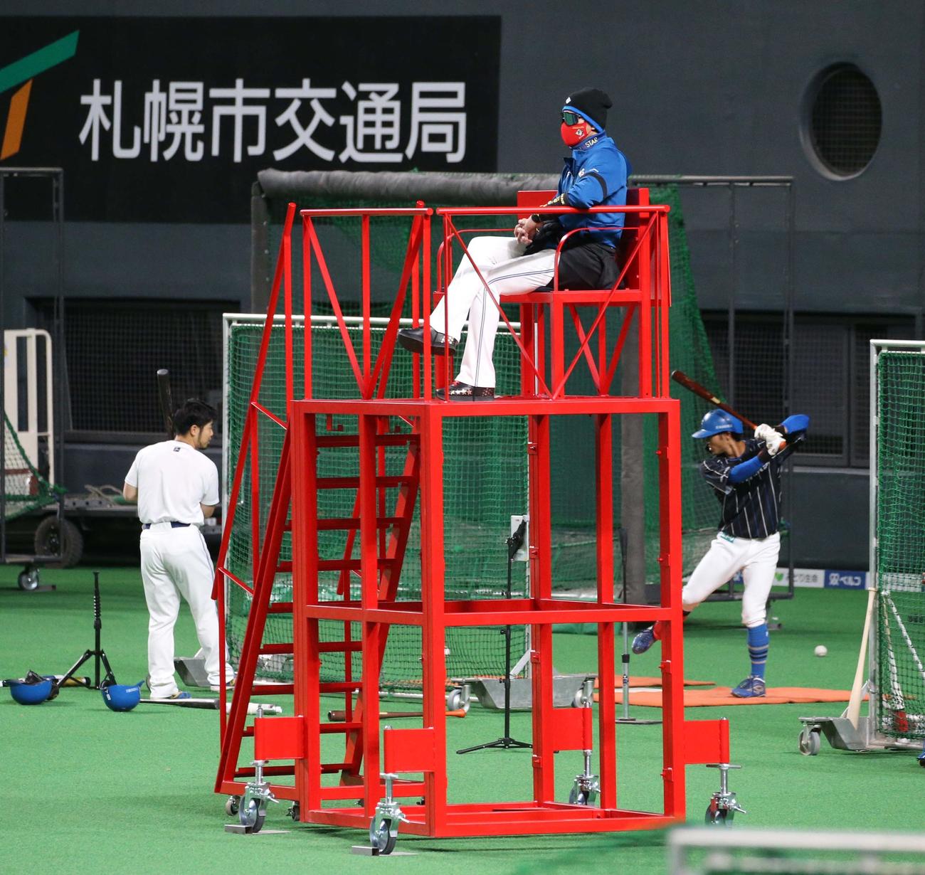 日本ハム対楽天　試合前練習で「ビッグボスステージ」に座る新庄監督（撮影・黒川智章）
