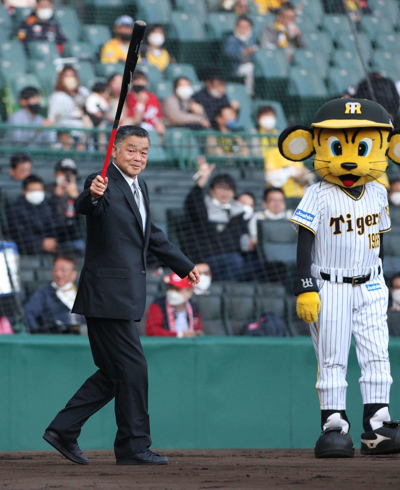 阪神対広島　ファーストピッチセレモニーでトラッキー（右）の代打で打席に立つ阪神川藤OB会長（撮影・上田博志）