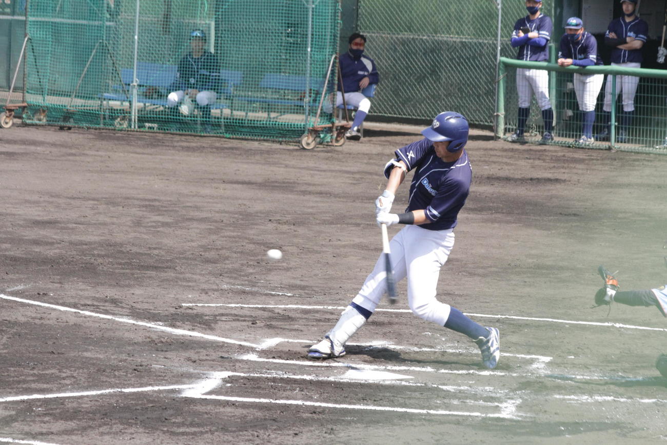 プロ注目の大阪ガス・三井健右外野手は5回に右前適時打を放つなど力強いスイングを見せた