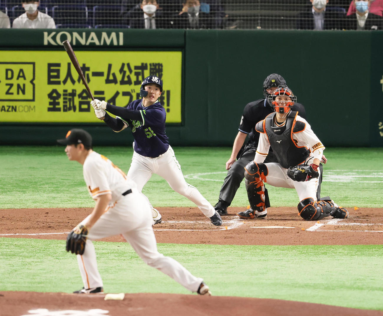 巨人対ヤクルト　2回表ヤクルト1死二塁、中越え適時二塁打を放つ長岡。投手菅野（撮影・足立雅史）