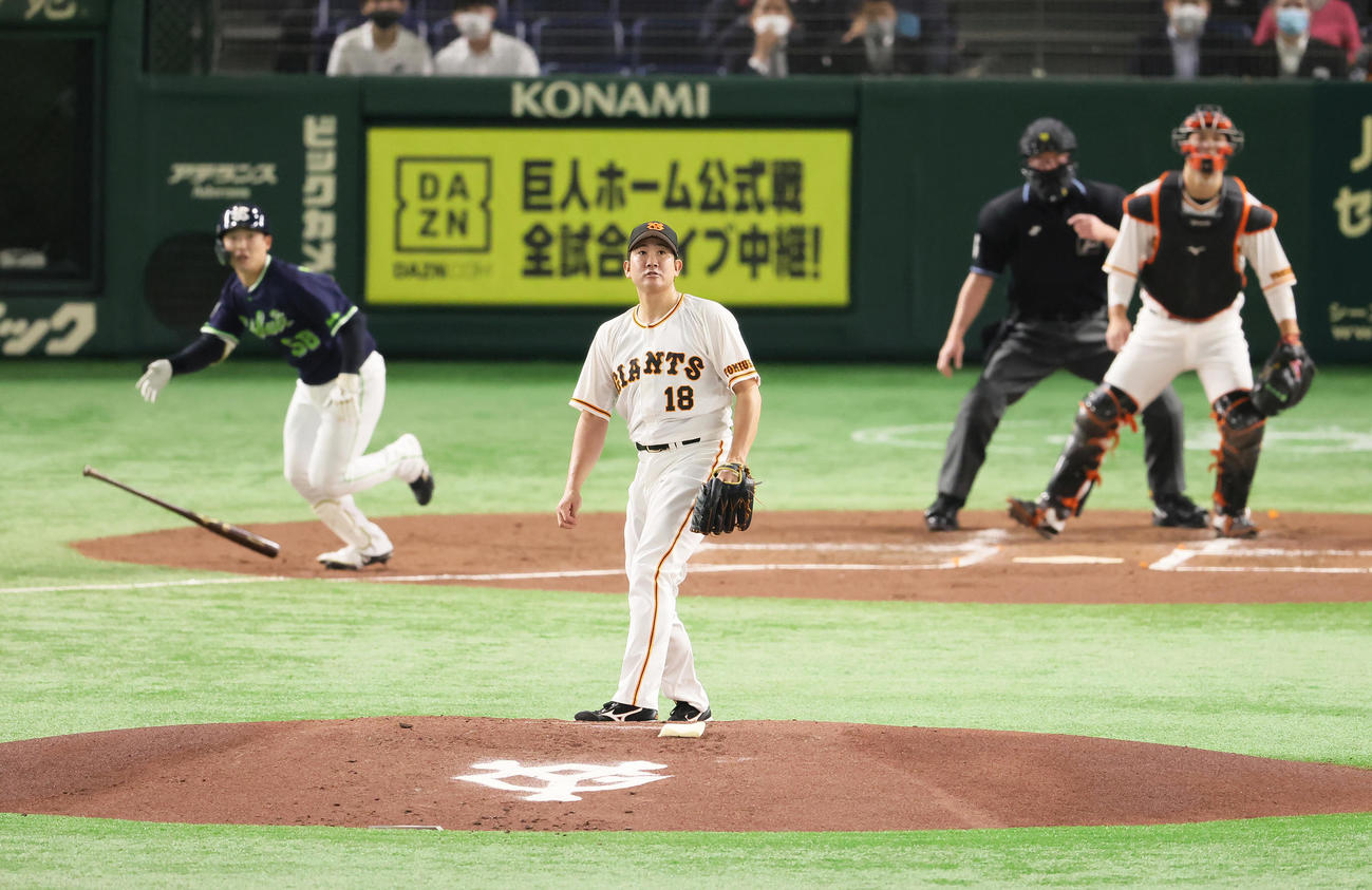 巨人対ヤクルト　2回表ヤクルト1死二塁、長岡（左）に中越え適時二塁打を浴びる菅野（撮影・足立雅史）