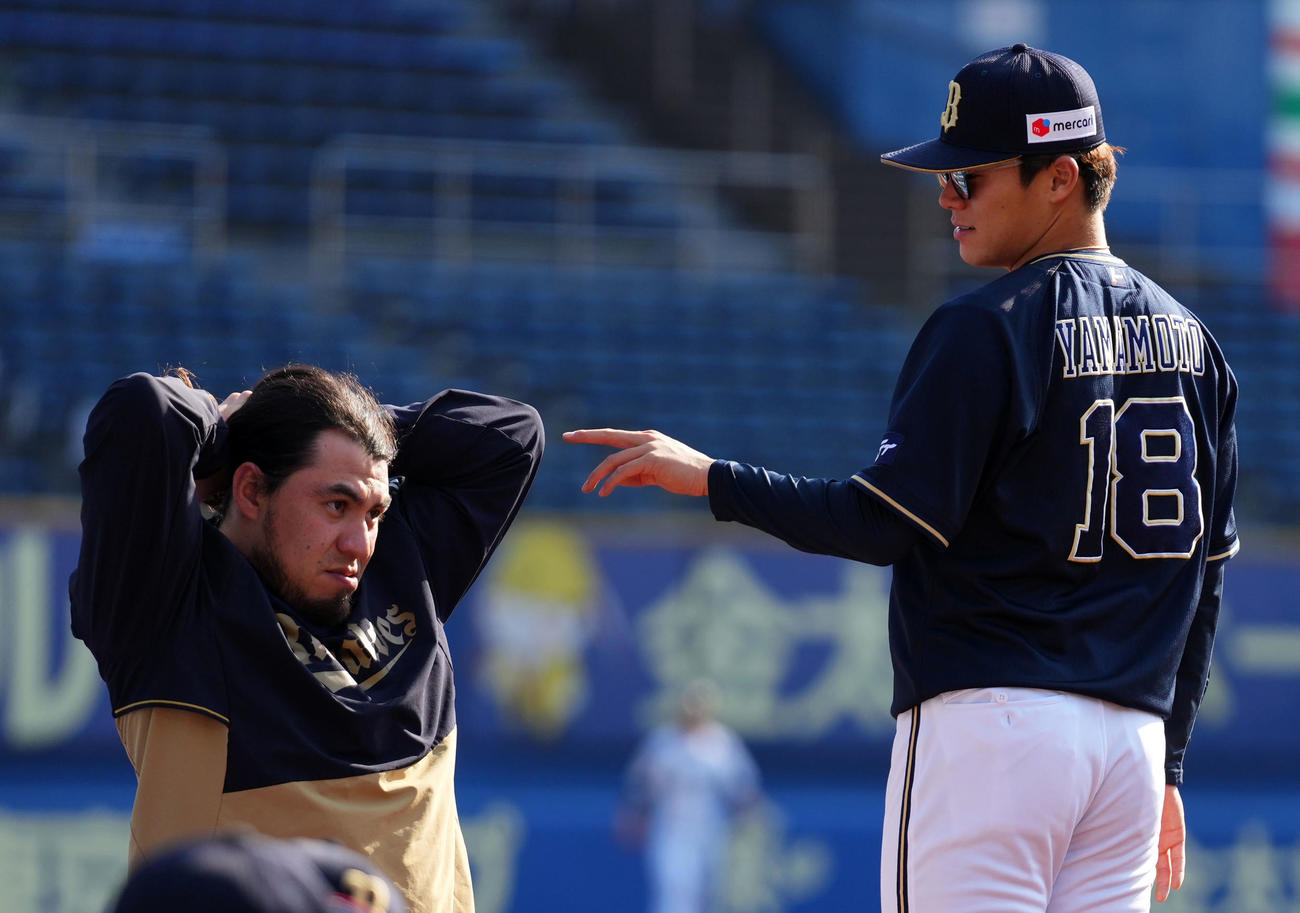 ロッテ対オリックス　言葉を交わすオリックス・バルガス（左）と山本（撮影・横山健太）