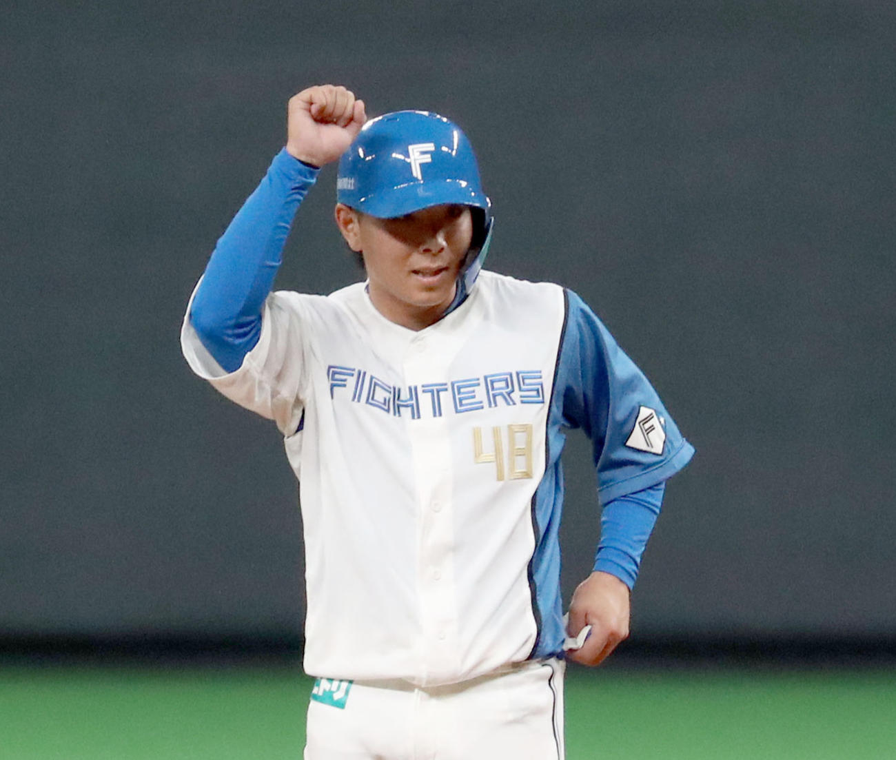 3回裏日本ハム1死一塁、上野はプロ初安打となる二塁打を放ちガッツポーズをする（撮影・佐藤翔太）