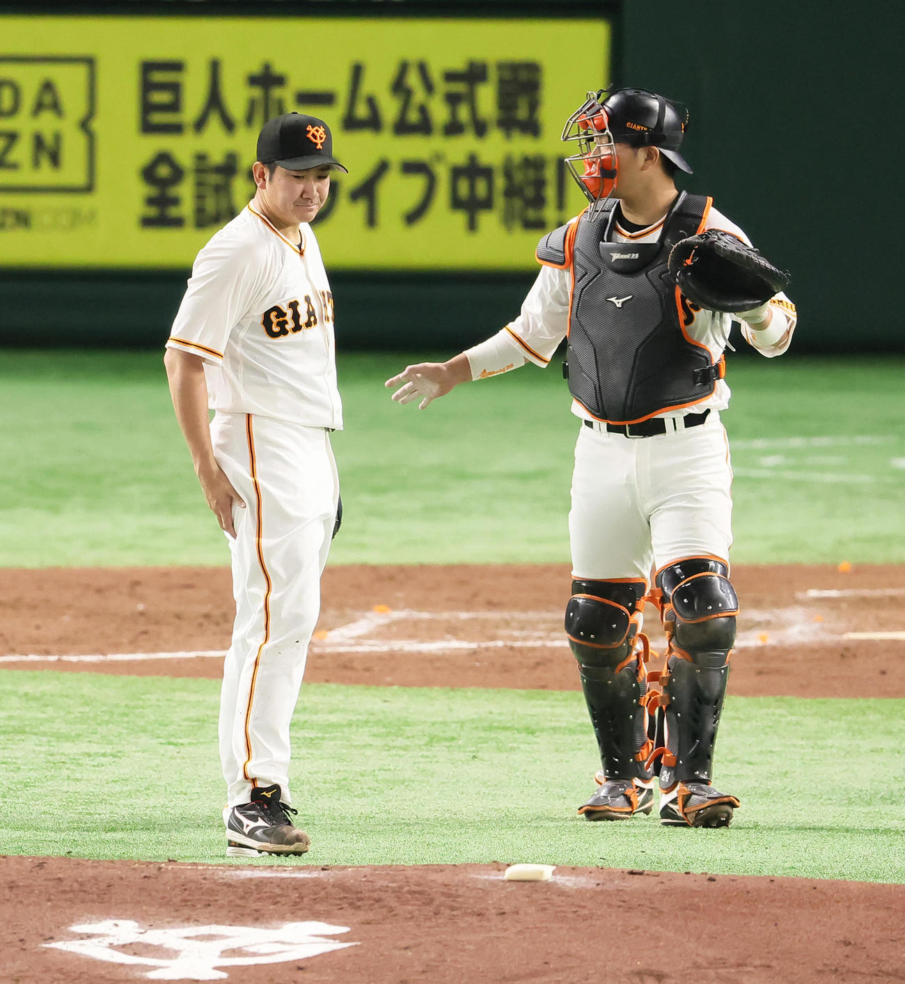 巨人対ヤクルト　5回表ヤクルト無死一塁、青木の強烈な打球を右足に当て険しい表情を見せる菅野（左）（撮影・足立雅史）