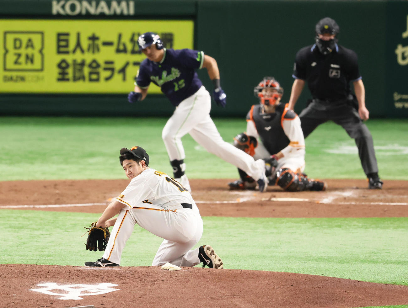 巨人対ヤクルト　4回表ヤクルト2死一、三塁、オスナに中前適時打を浴びた菅野（撮影・足立雅史）