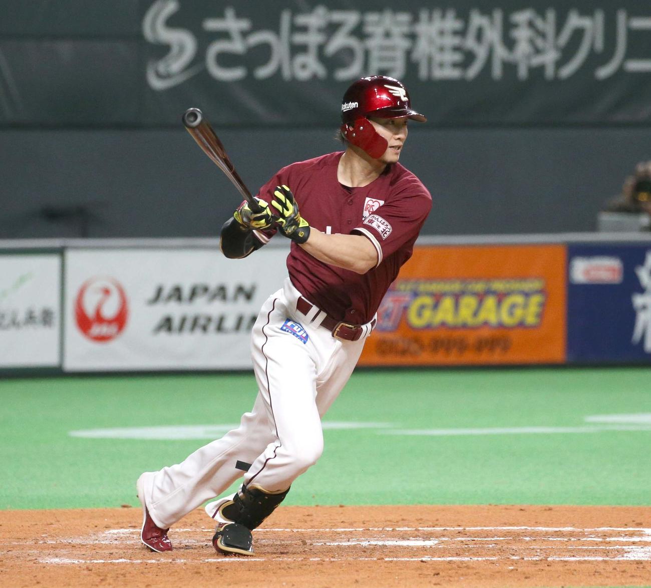 日本ハム対楽天　4回表楽天1死二、三塁、右前2点適時打を放つ西川（撮影・黒川智章）