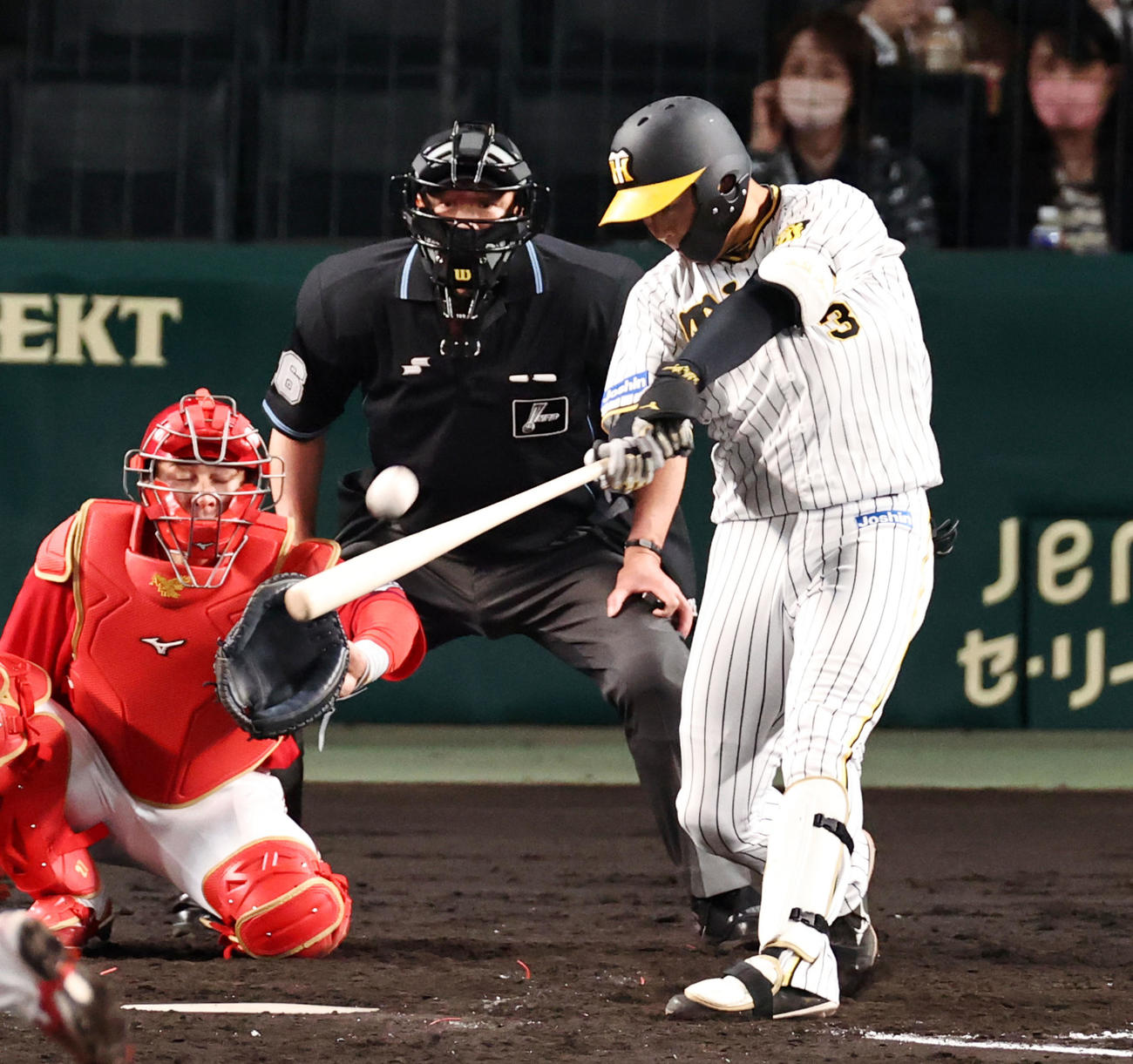 阪神対広島　4回裏阪神1死、大山は左越え本塁打を放つ（撮影・加藤哉）