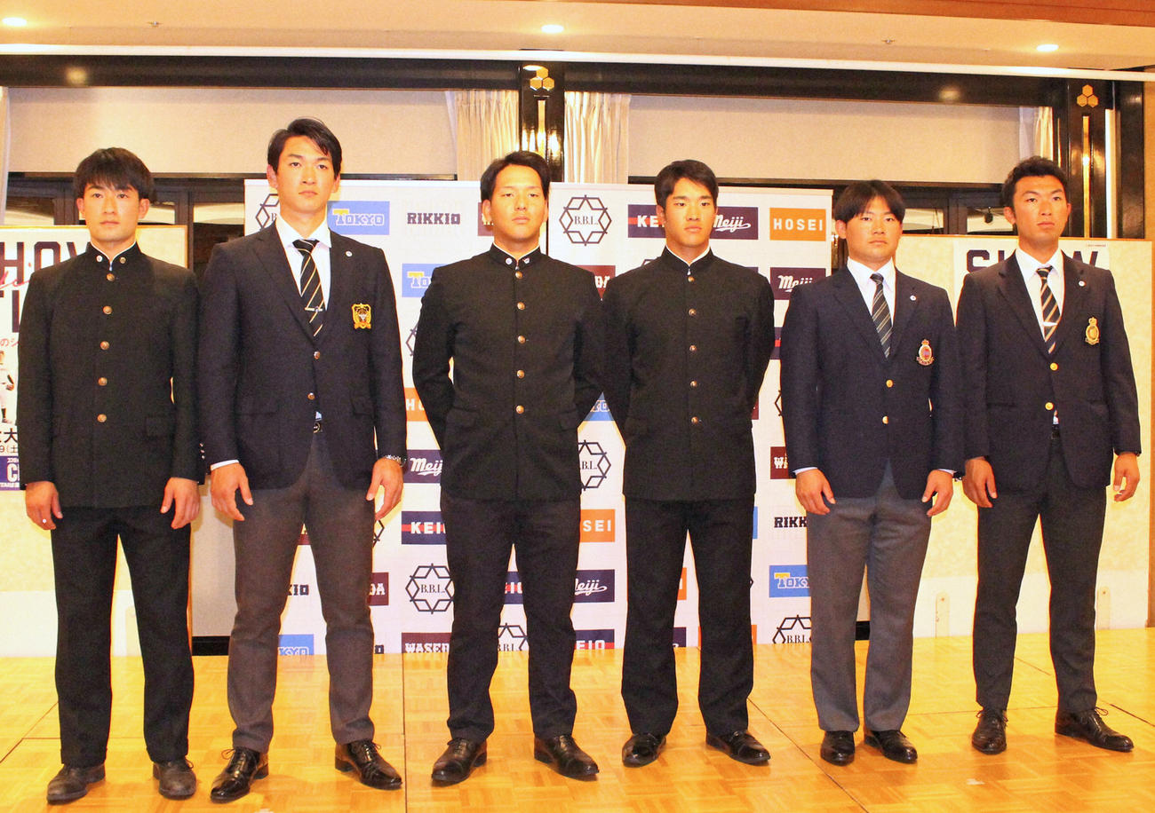 東京6大学野球春季リーグ開幕を前に会見に出席した左から東大・松岡泰希主将、立大・山田健太主将、早大・中川卓也主将、慶大・下山悠介主将、明大・村松開人主将、法大・斉藤大輝主将（2022年4月7日撮影）
