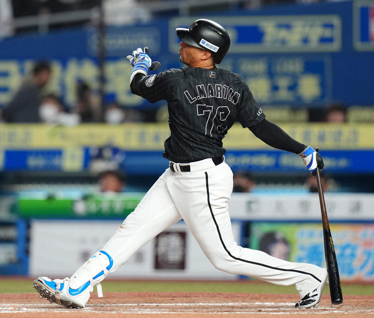 ロッテ対オリックス　7回裏ロッテ無死一塁、右越え2点本塁打を放つマーティン（撮影・横山健太）