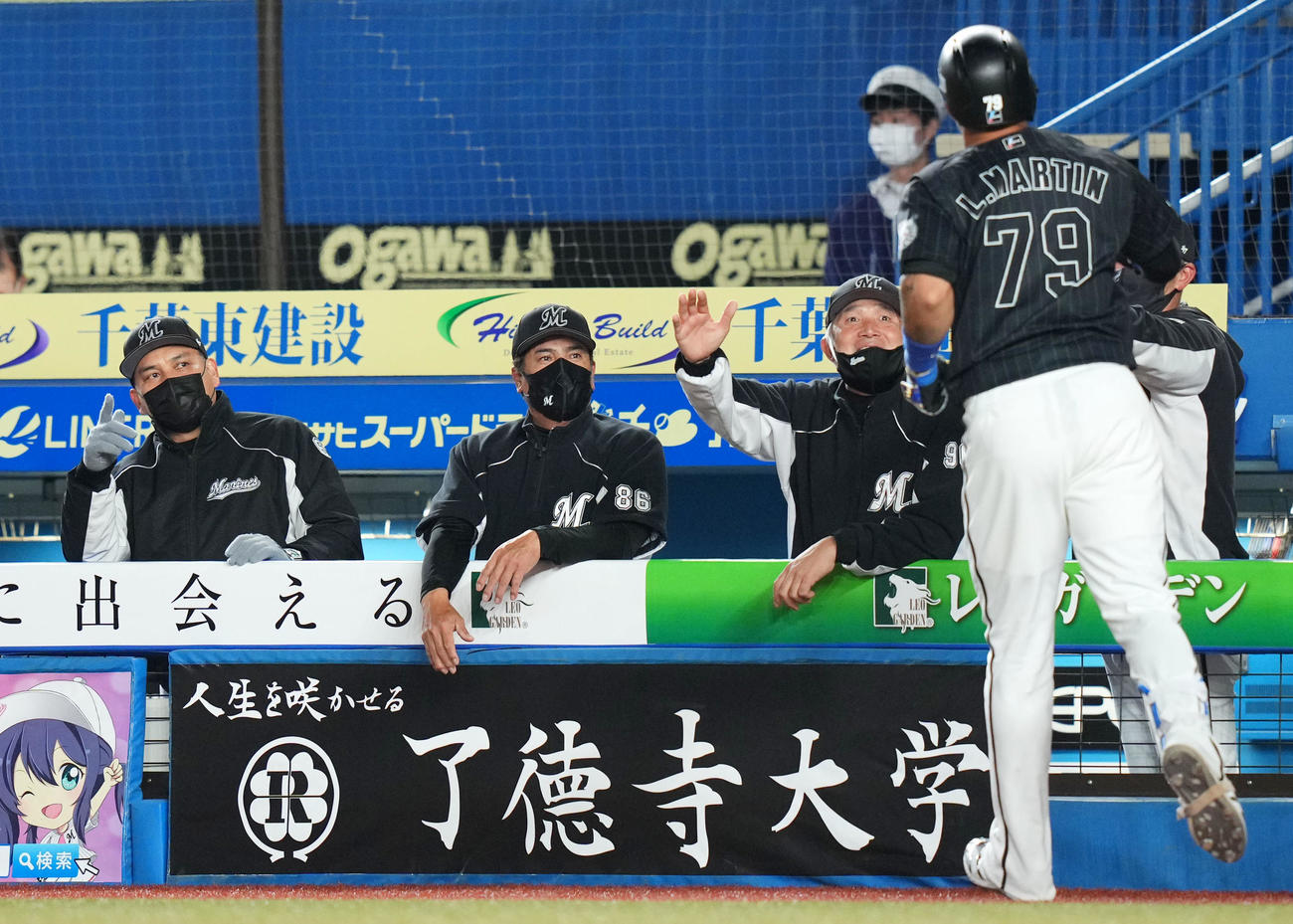 ロッテ対オリックス　7回裏ロッテ無死一塁、右越え2点本塁打を放ったマーティン（右）を迎える井口監督（左）（撮影・横山健太）