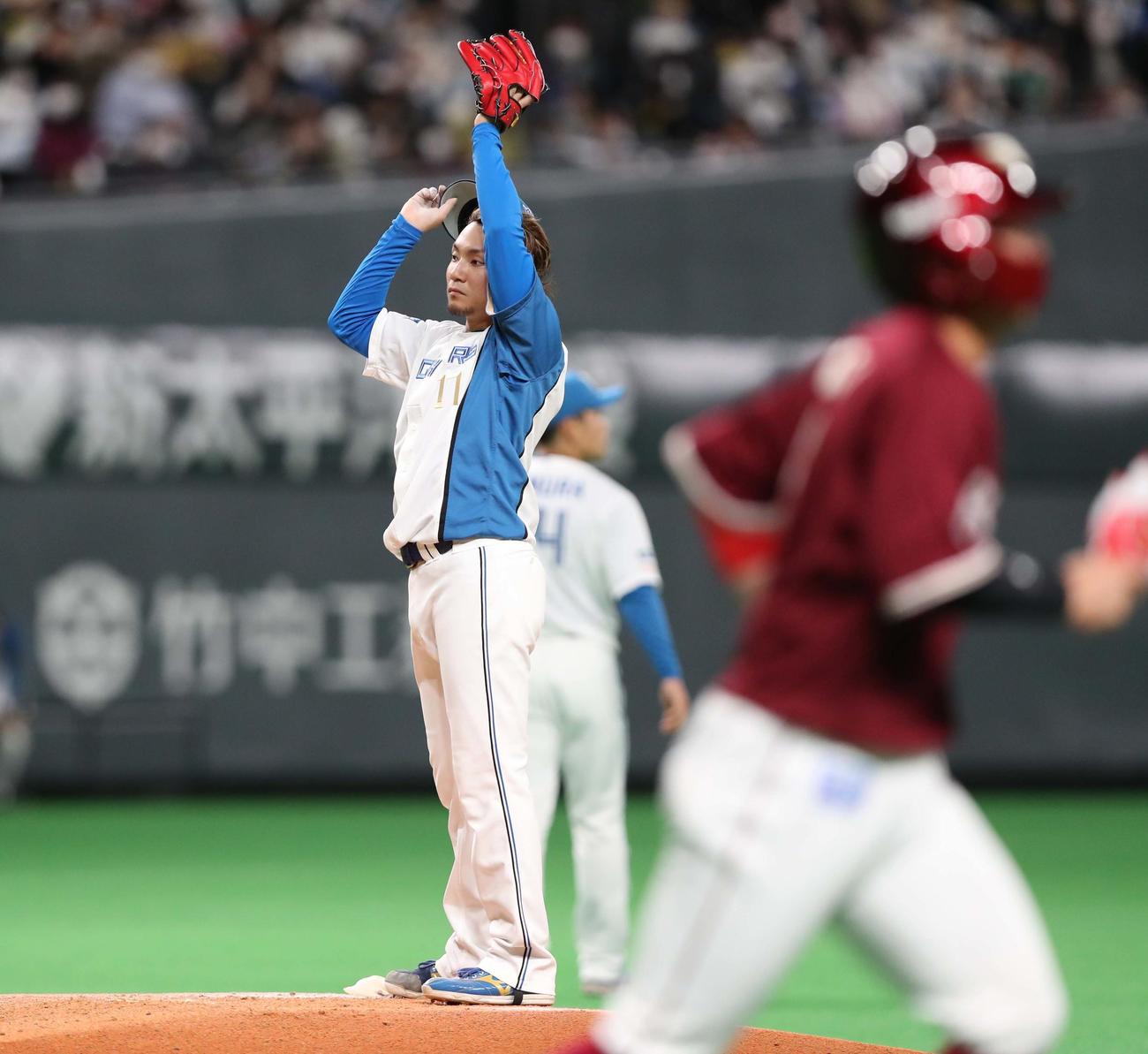 日本ハム対楽天　3回表楽天2死満塁、鈴木大（手前）に押し出し四球を与え汗を拭く伊藤（撮影・黒川智章）