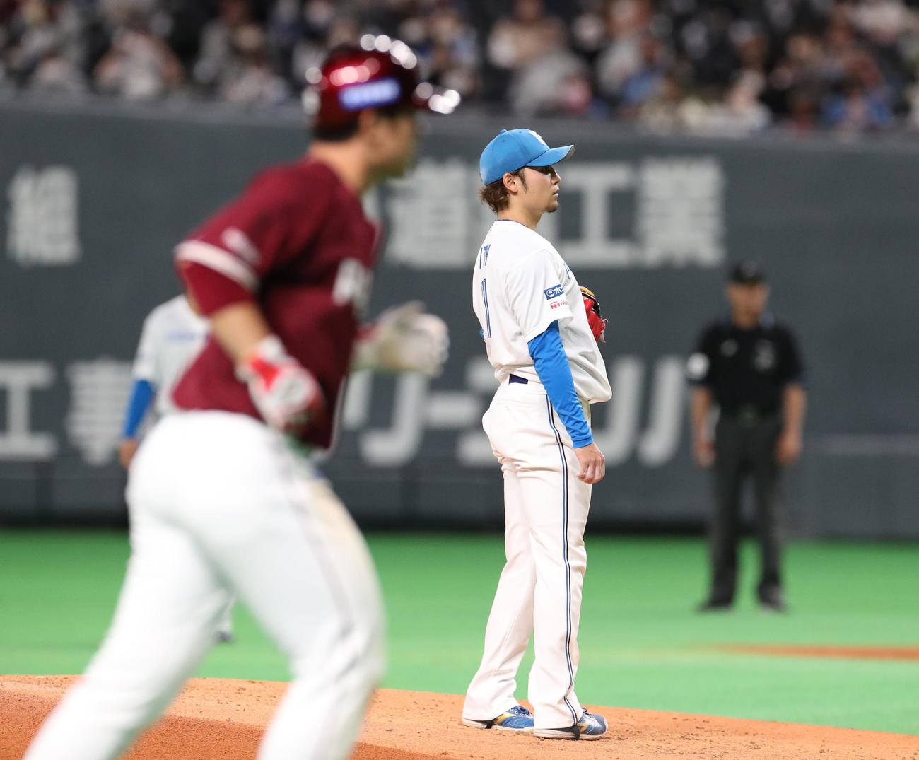 日本ハム対楽天　3回表楽天2死満塁、鈴木大に先制となる押し出し四球を与える伊藤（撮影・佐藤翔太）
