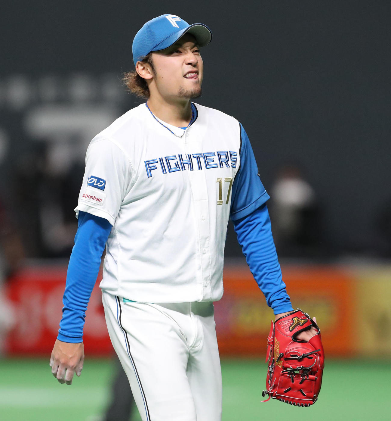 日本ハム対楽天　先制となる押し出し四球を与え悔しそうな表情でベンチに戻る日本ハム伊藤（撮影・佐藤翔太）