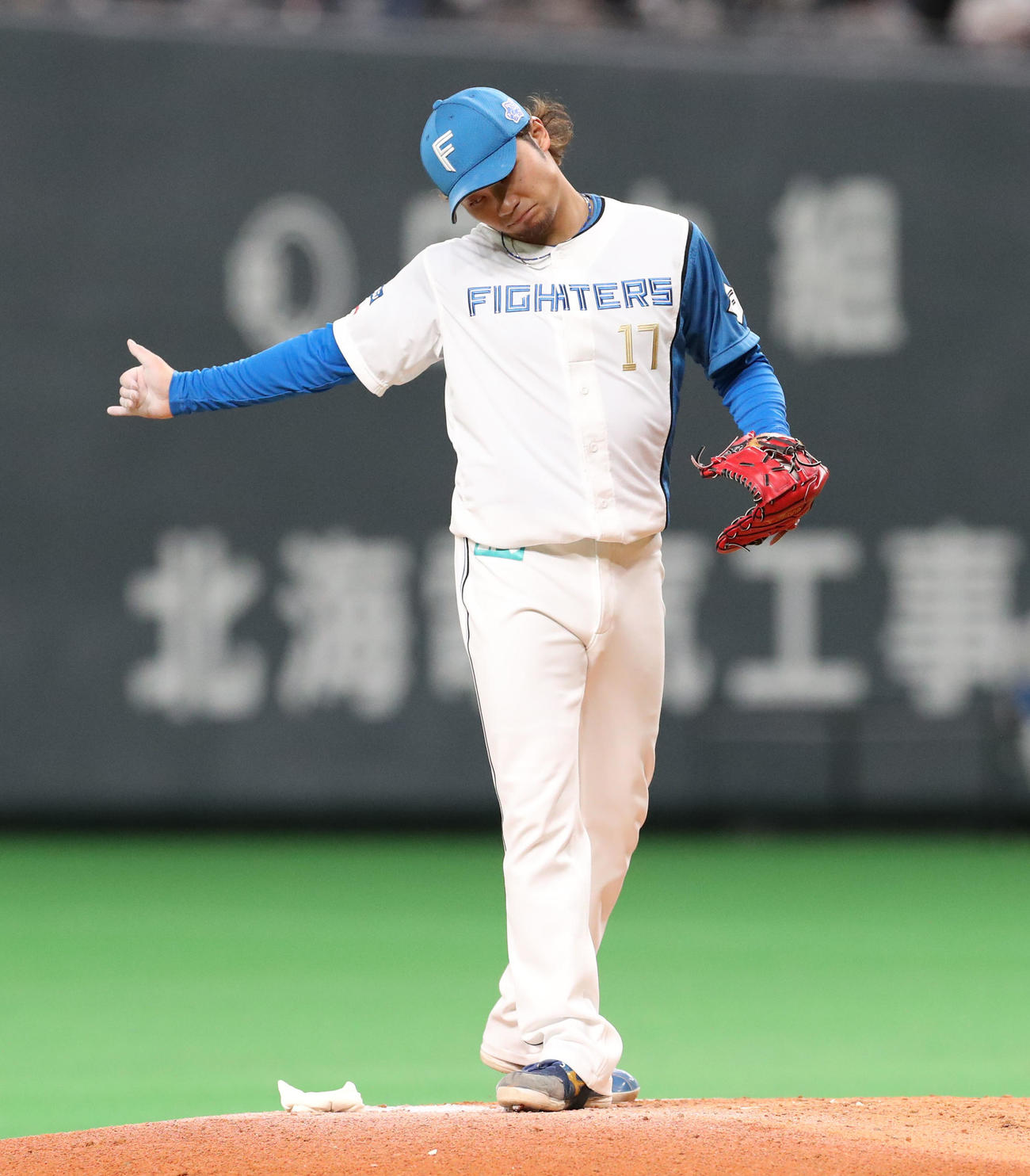 日本ハム対楽天　4回表楽天1死二、三塁、西川に右前適時打を打たれうなだれる伊藤（撮影・佐藤翔太）