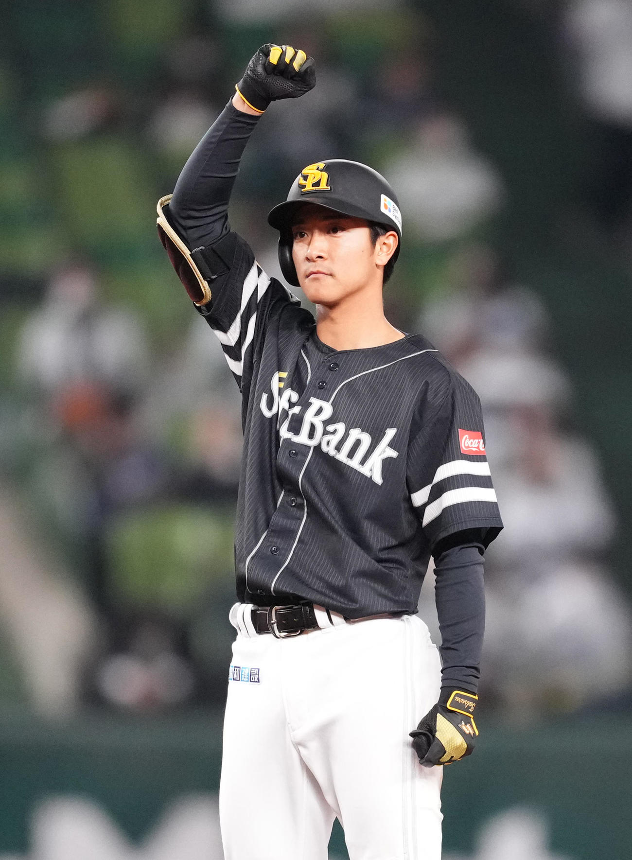 西武対ソフトバンク　4回表ソフトバンク無死一塁、左翼へ適時二塁打を放ち、ガッツポーズを見せる柳町（撮影・菅敏）