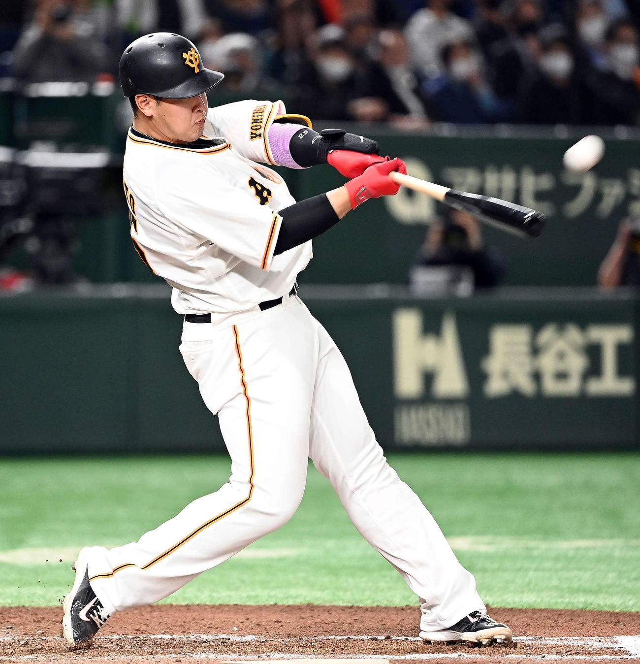 巨人対ヤクルト　7回裏巨人無死、左越えにソロ本塁打を放つ岡本和（撮影・たえ見朱実）