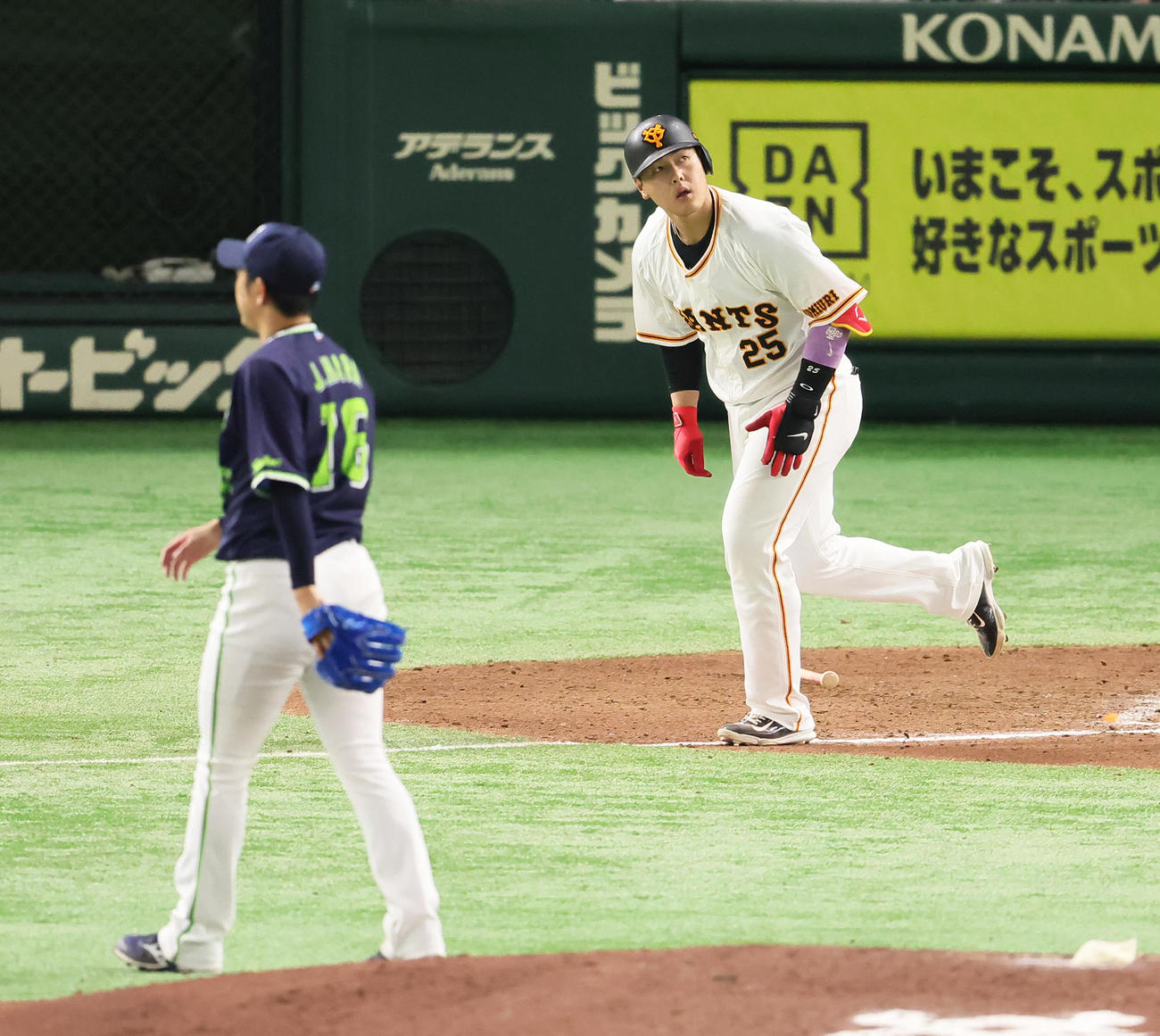 巨人対ヤクルト　7回裏巨人無死、岡本和は左越え本塁打を放つ。投手原（撮影・足立雅史）