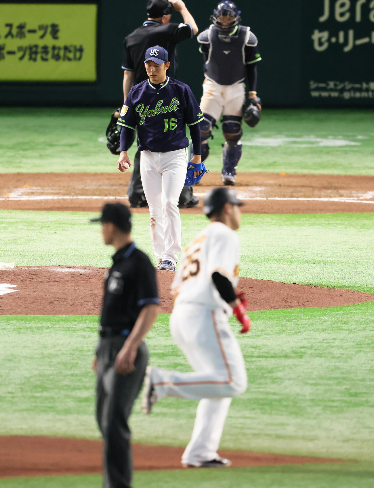 巨人対ヤクルト　7回裏巨人無死、岡本和（手前）に左越え本塁打を浴びる原（撮影・足立雅史）