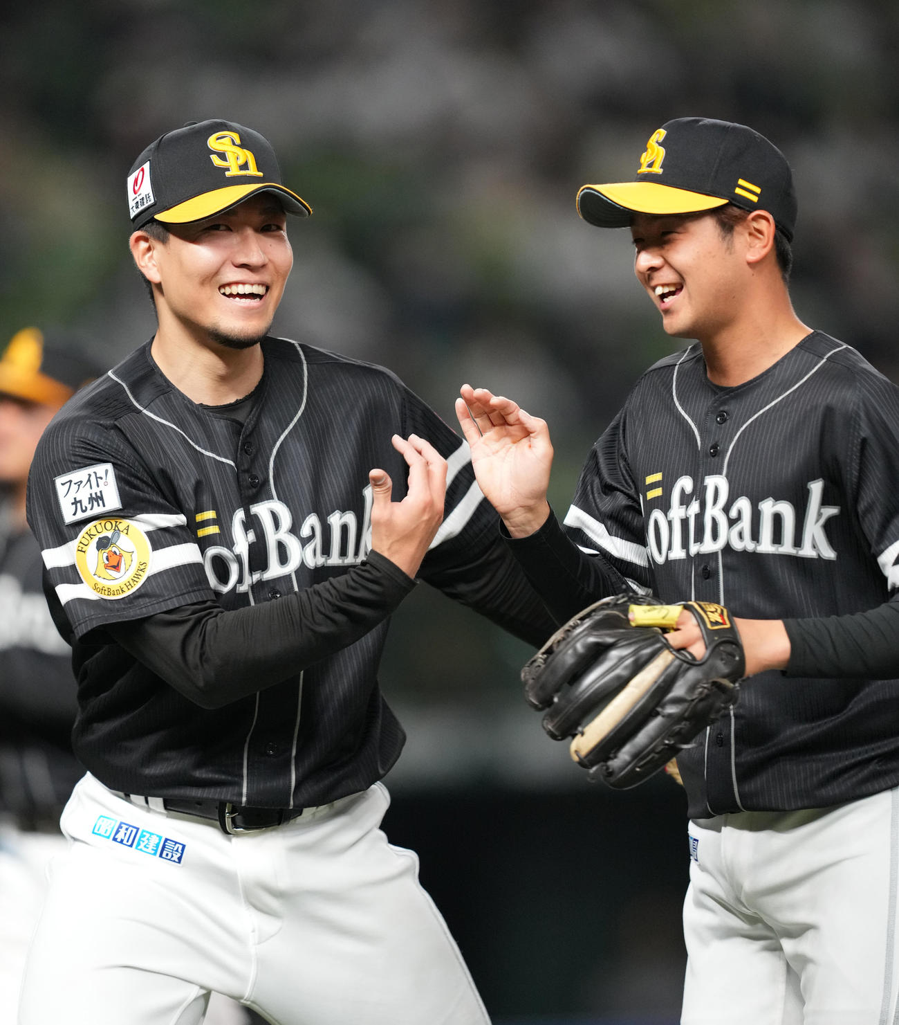 西武対ソフトバンク　6回の投球を終え、二塁手川瀬（右）をタッチで迎えるソフトバンク千賀（撮影・菅敏）