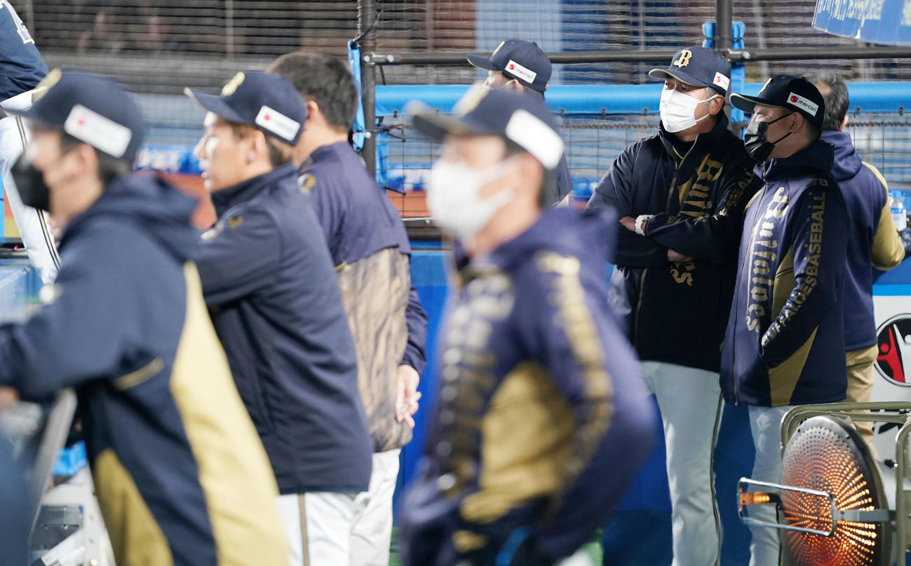 ロッテ対オリックス　スコアを見つめるオリックス中嶋監督（右）（撮影・横山健太）