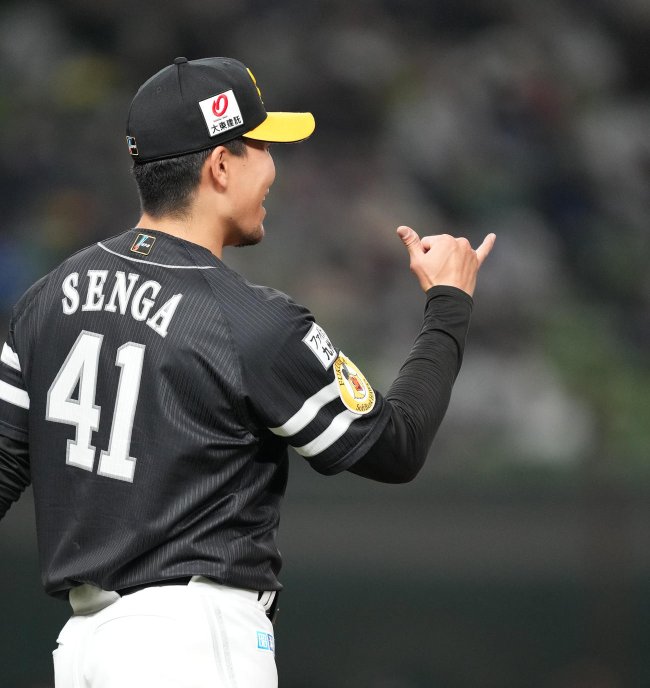 西武対ソフトバンク　6回の投球を終え、二塁手川瀬に向かってポーズをとるソフトバンク千賀（撮影・菅敏）