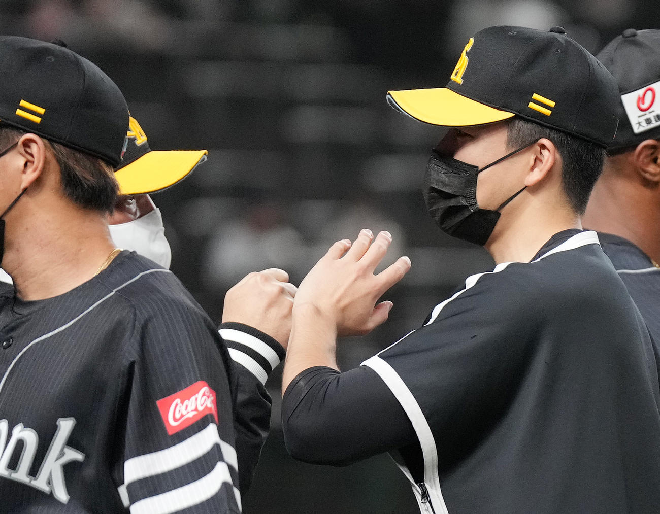 西武に勝利し、藤本監督（左）とタッチをするソフトバンク千賀（撮影・菅敏）