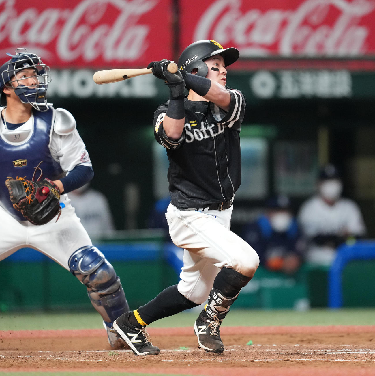 西武対ソフトバンク　9回表ソフトバンク1死一塁、右越えに2点本塁打を放つ牧原大（撮影・菅敏）