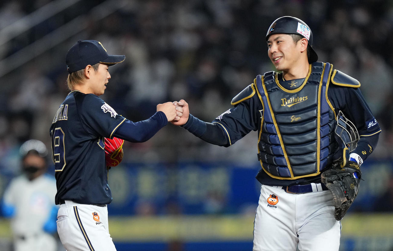 ロッテ対オリックス　5回裏を無失点に抑えタッチを交わすオリックス山岡（左）と若月（撮影・横山健太）