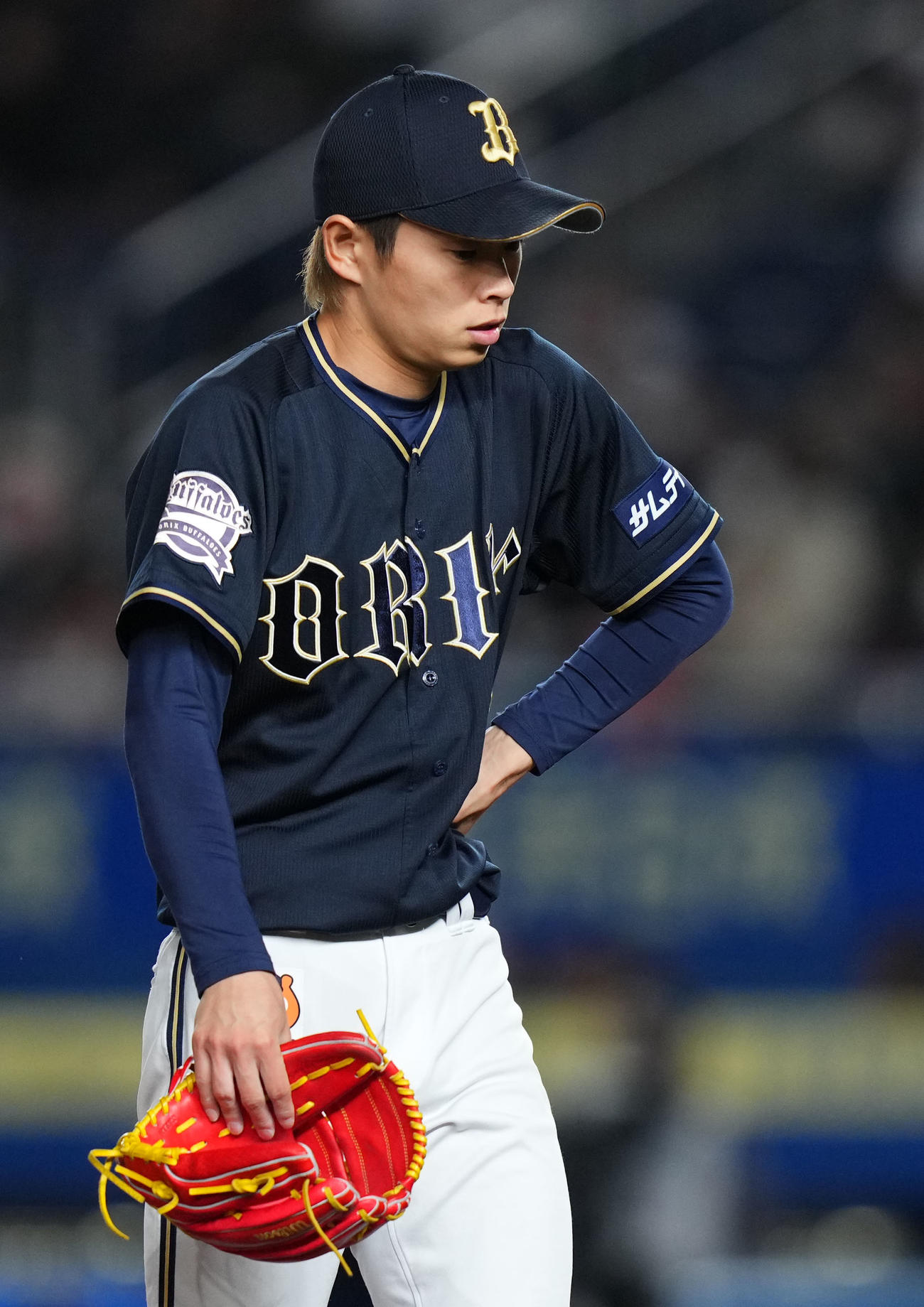 ロッテ対オリックス　7回裏を終えベンチへ引き揚げるオリックス山岡（撮影・横山健太）