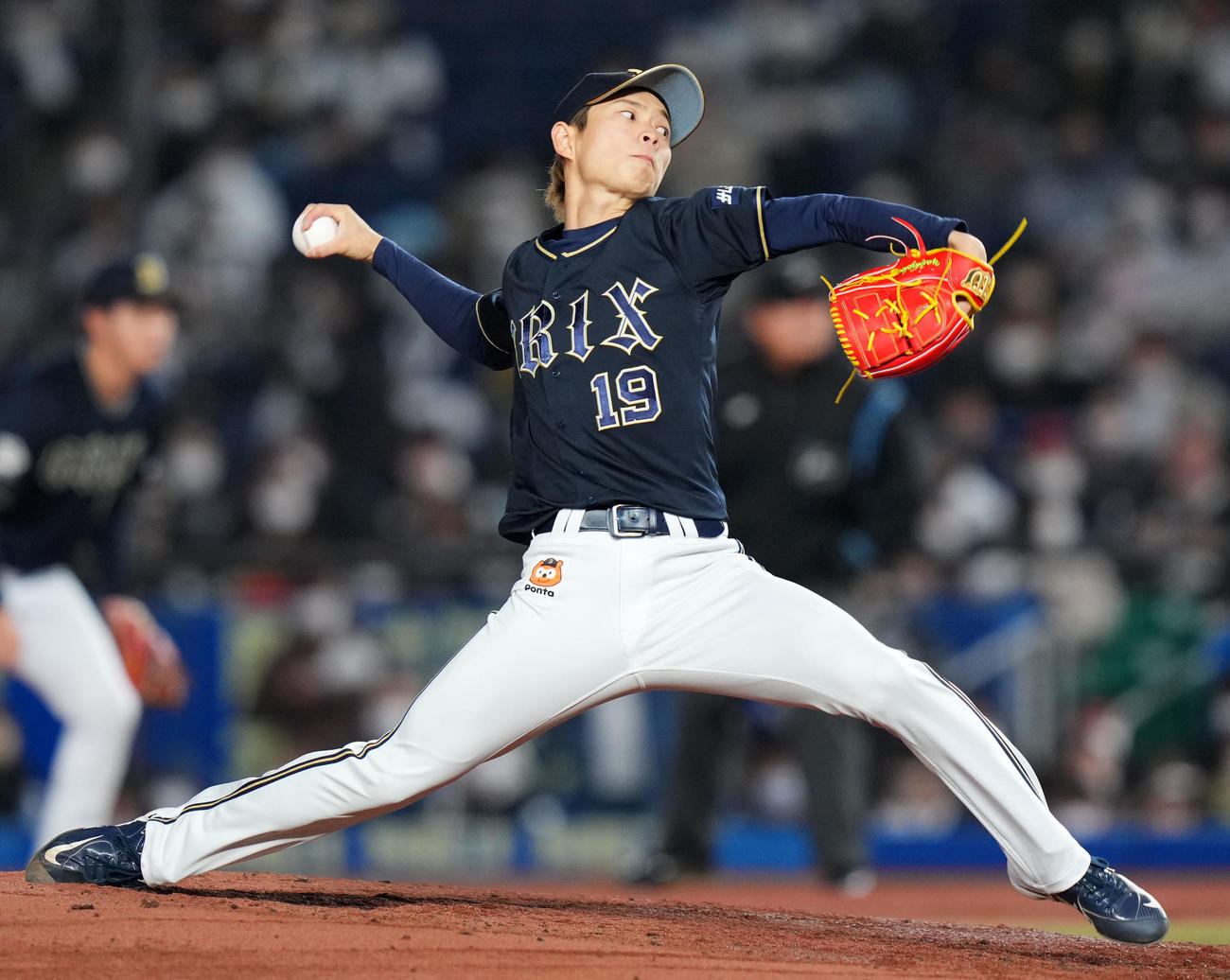 ロッテ対オリックス　力投するオリックス先発の山岡（撮影・横山健太）