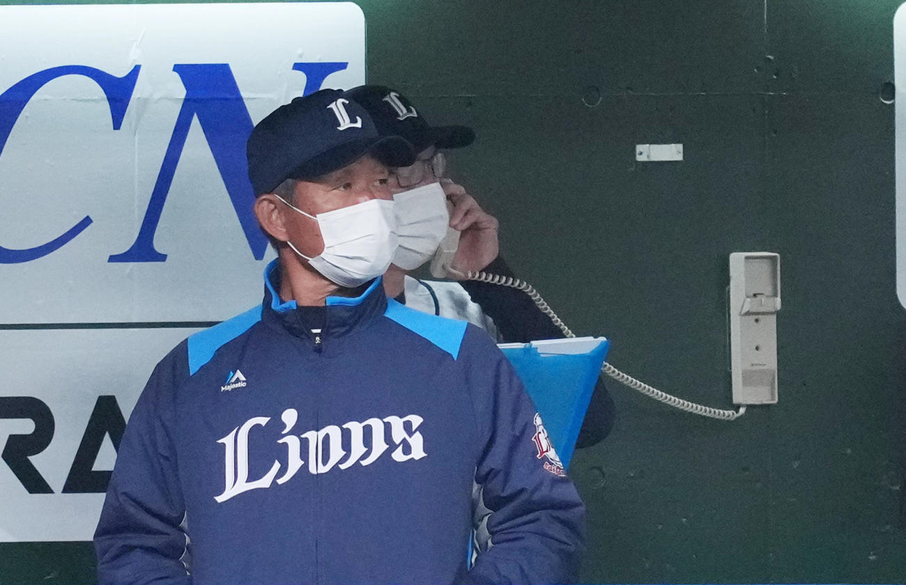 西武対ソフトバンク　試合中、浮かない表情でフィールドを見つめる西武辻監督（撮影・菅敏）