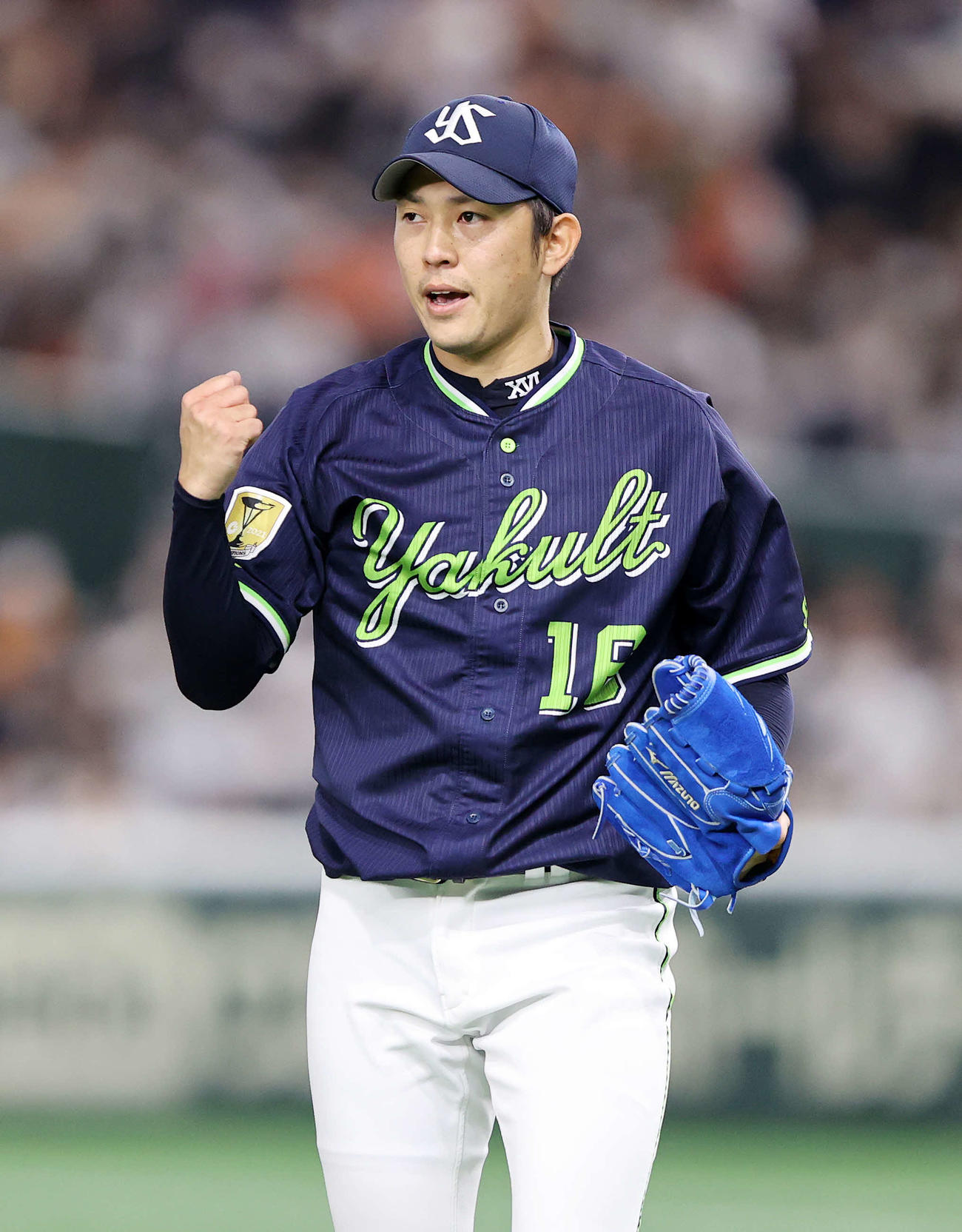 巨人対ヤクルト　3回裏、巨人の攻撃を抑えガッツポーズするヤクルト原（撮影・鈴木正人）
