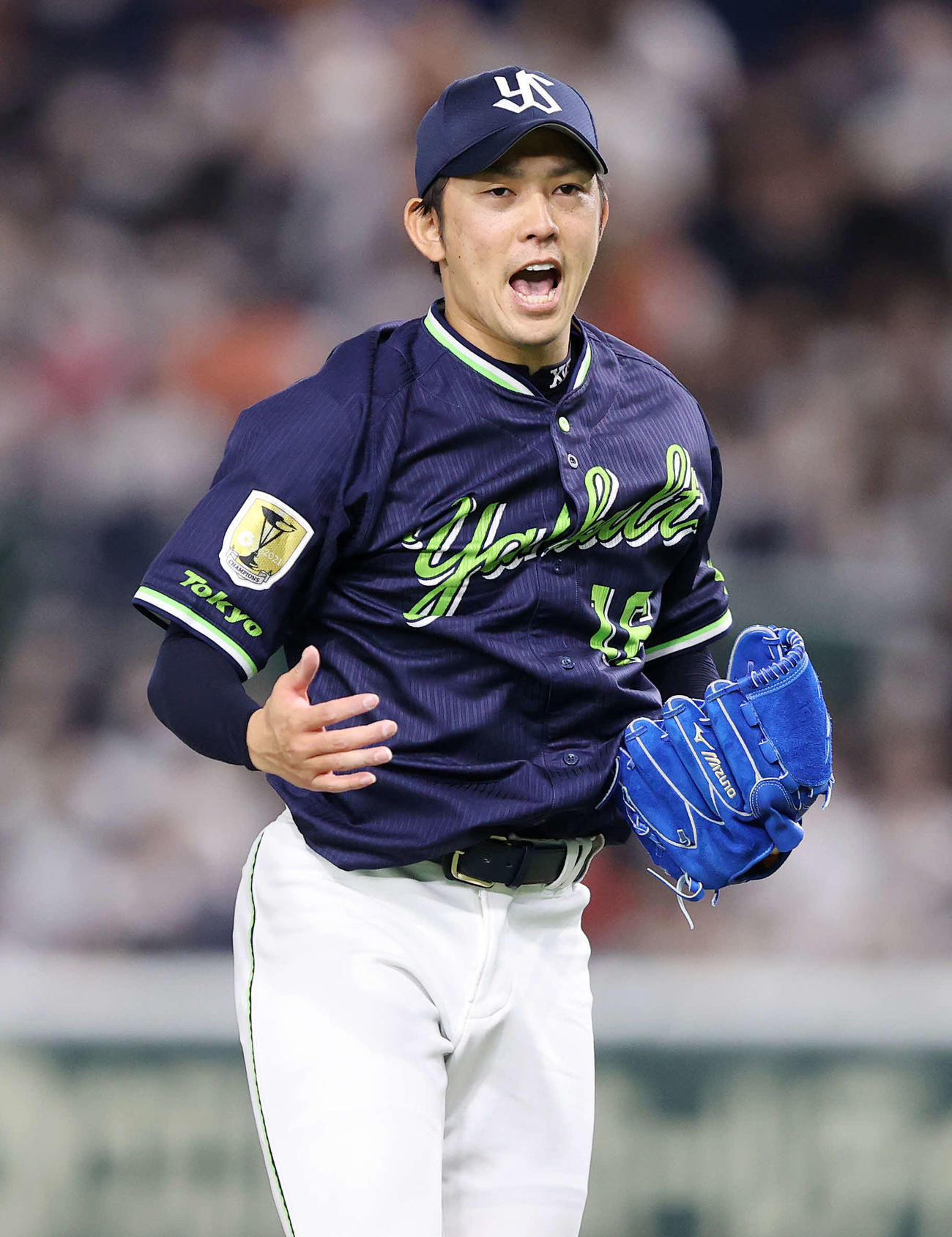 巨人対ヤクルト　3回裏、巨人の攻撃を抑え雄たけびを上げるヤクルト原（撮影・鈴木正人）