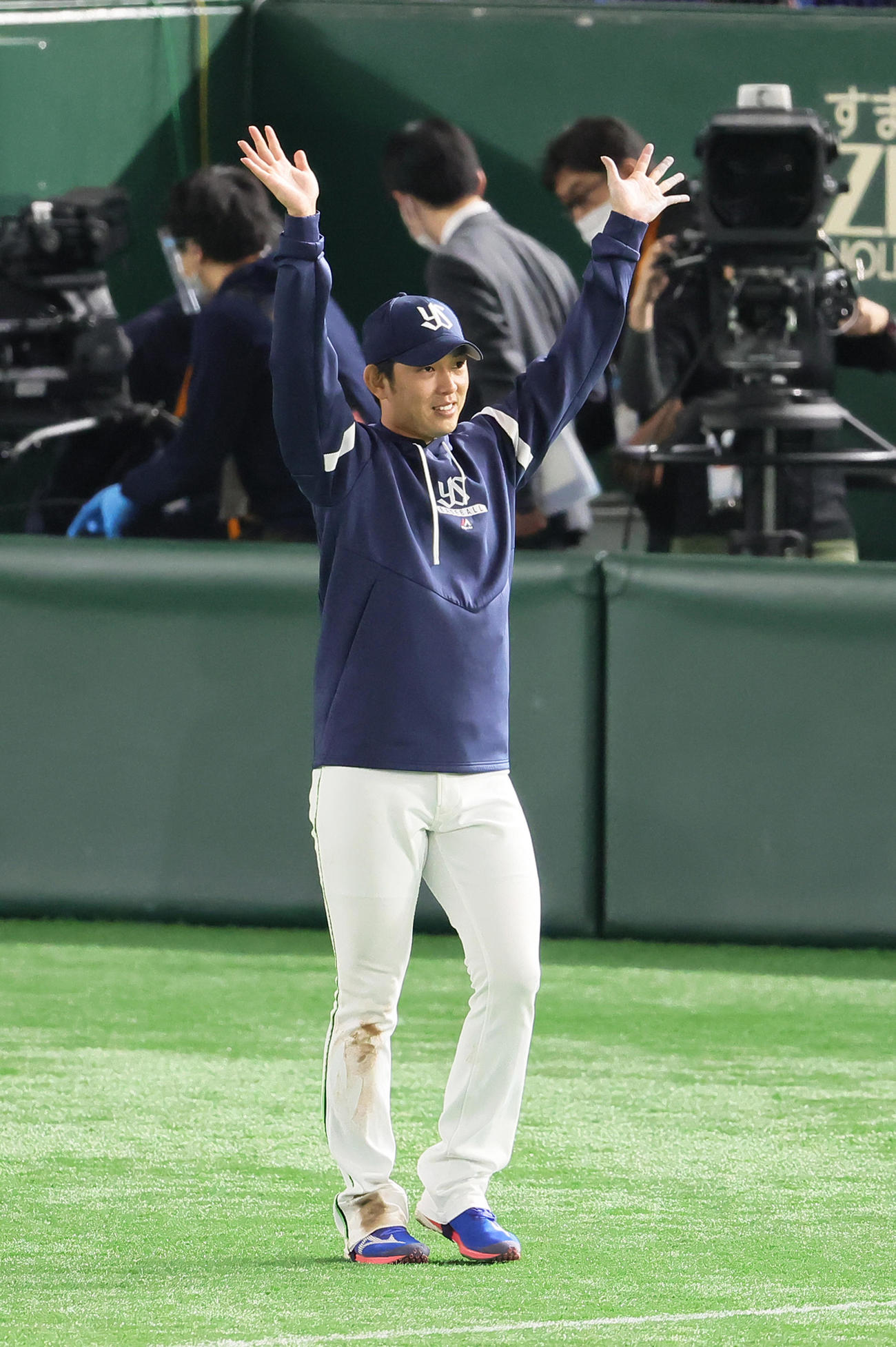 巨人対ヤクルト　スタンドに手を振って応えるヤクルト原（撮影・足立雅史）