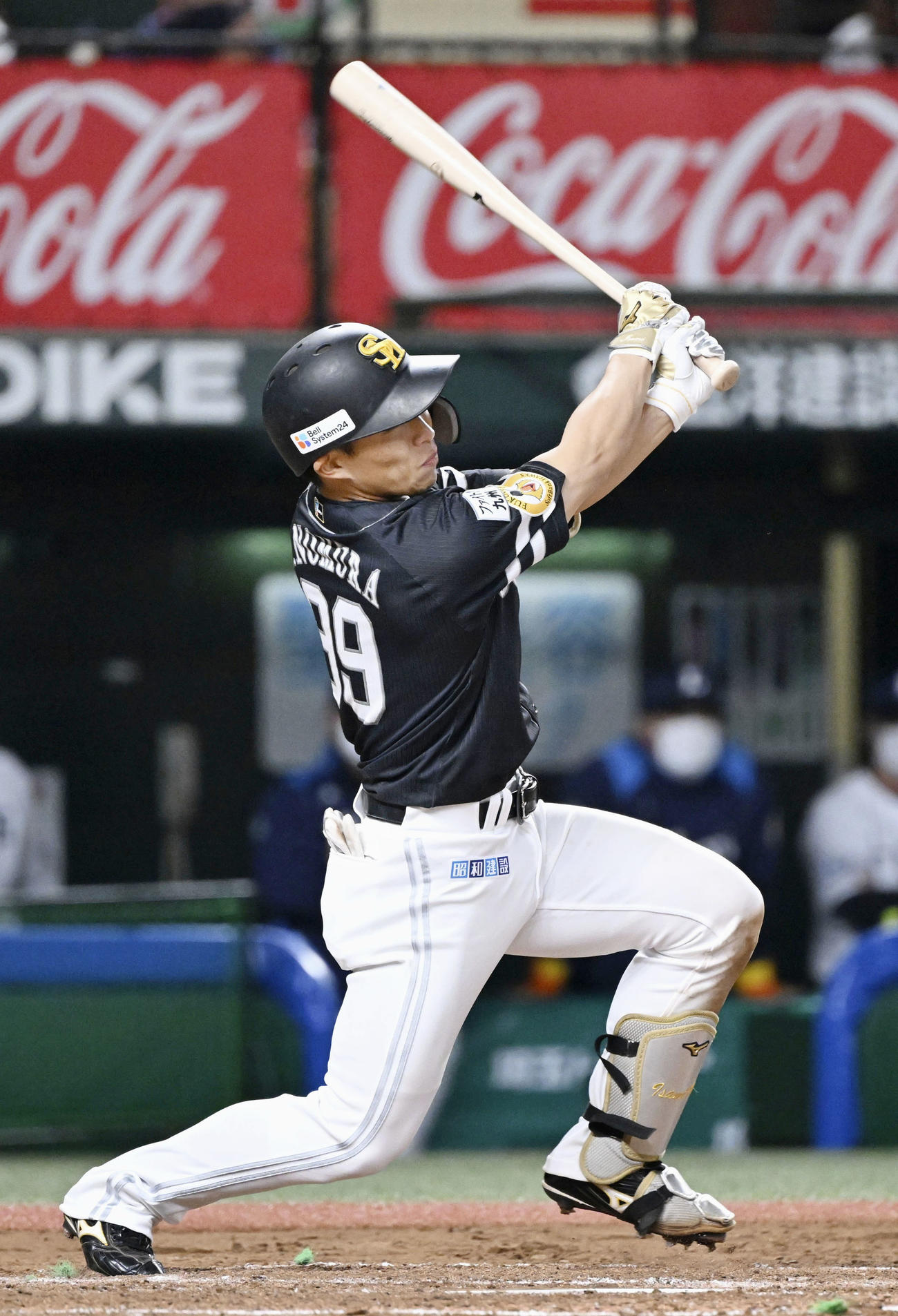 9回表ソフトバンク1死二塁、中前に適時打を放つ野村勇（共同）