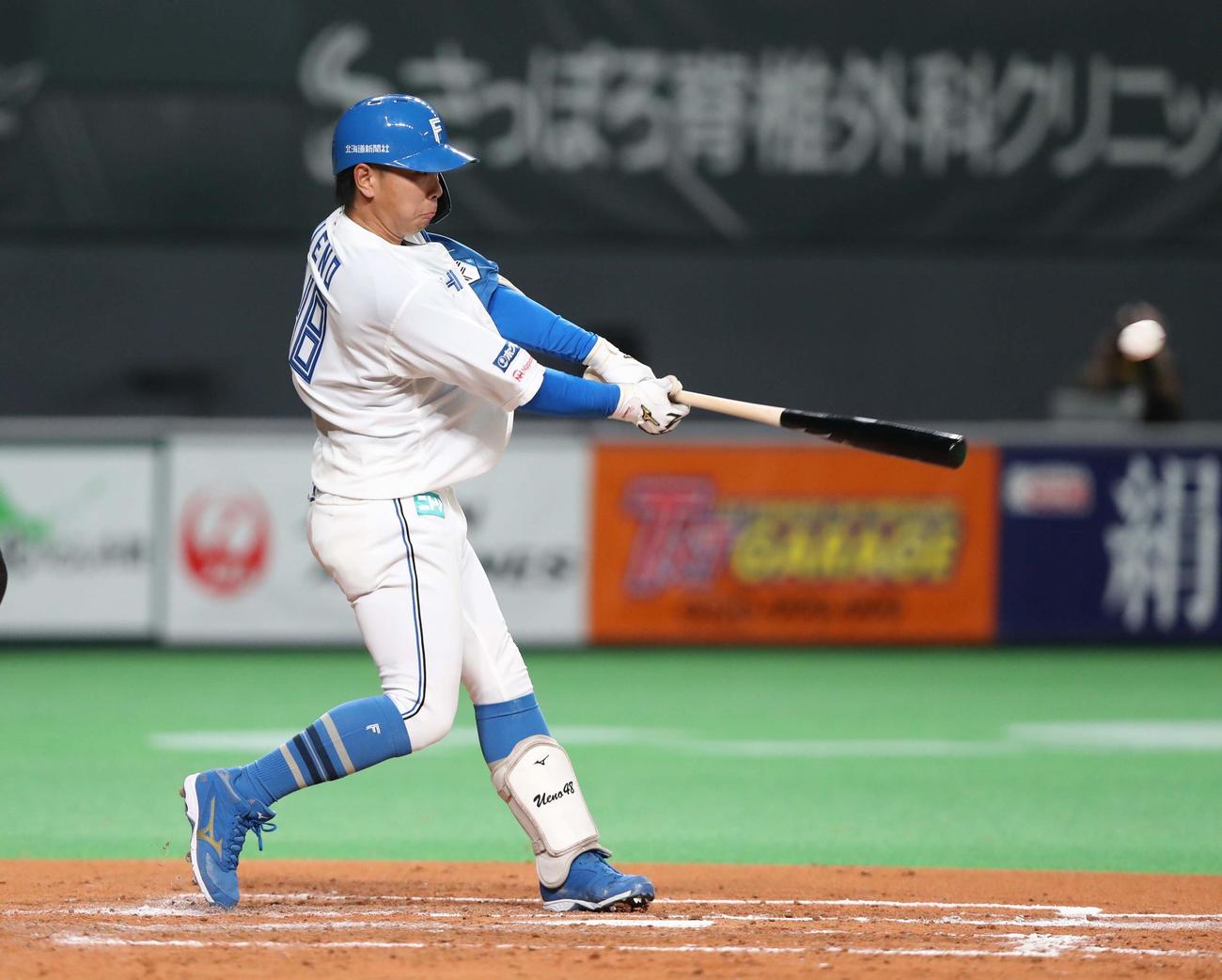 日本ハム対楽天　3回裏日本ハム1死一塁、プロ初安打となる左翼線への二塁打を放つ上野（撮影・黒川智章）