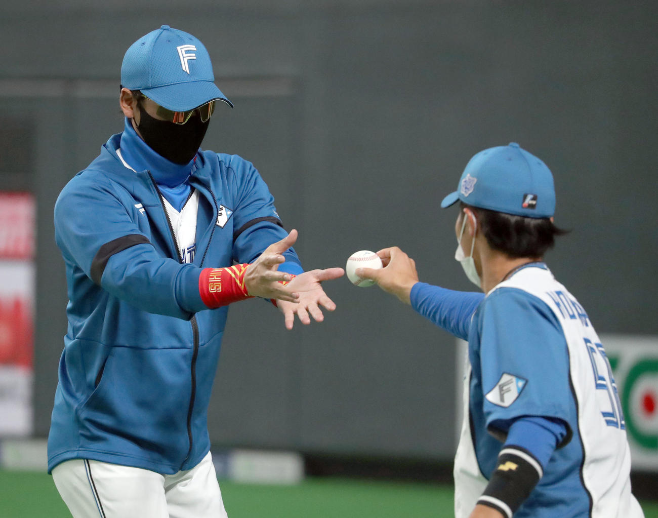日本ハム対楽天　3回裏日本ハム1死一塁、上野のプロ初安打となる記念ボールを手にする新庄監督（撮影・佐藤翔太）