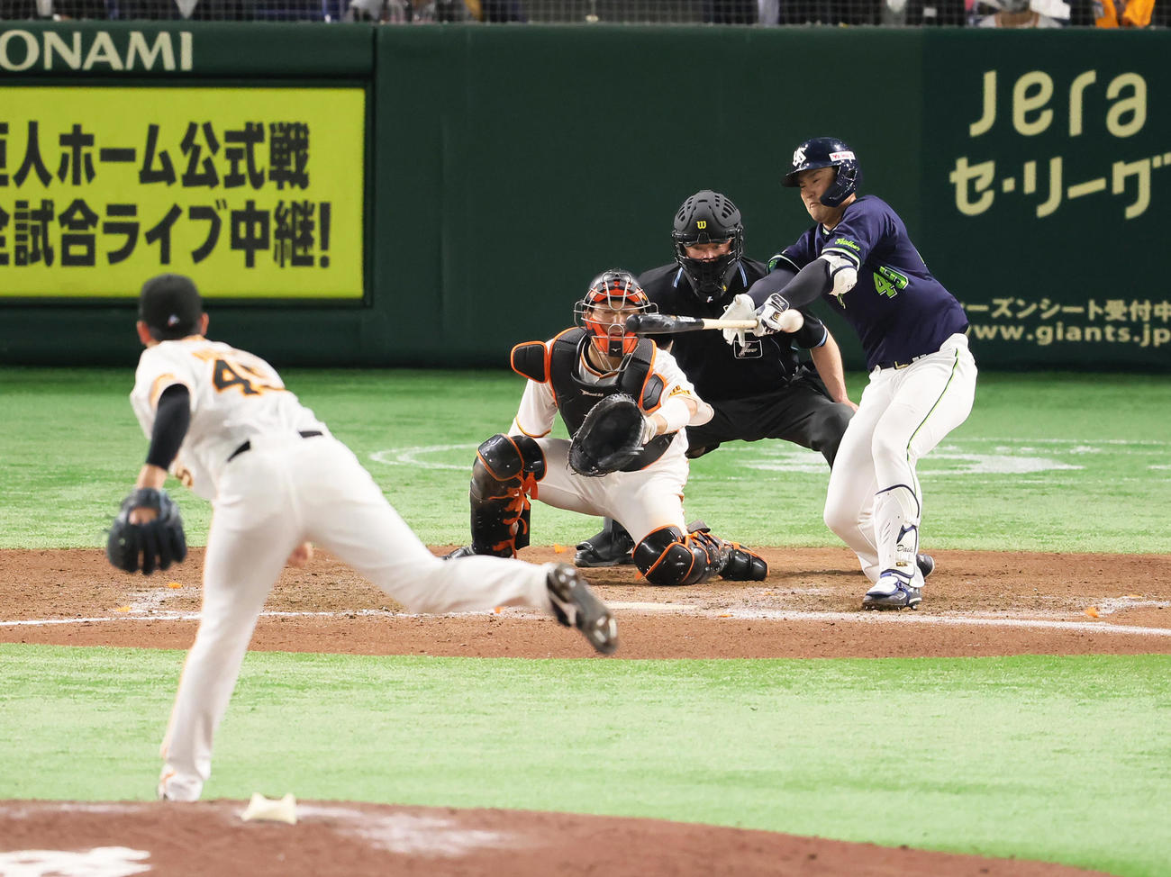 巨人対ヤクルト　9回表ヤクルト2死二、三塁、渡辺は左2点適時二塁打を放つ。投手畠（撮影・足立雅史）