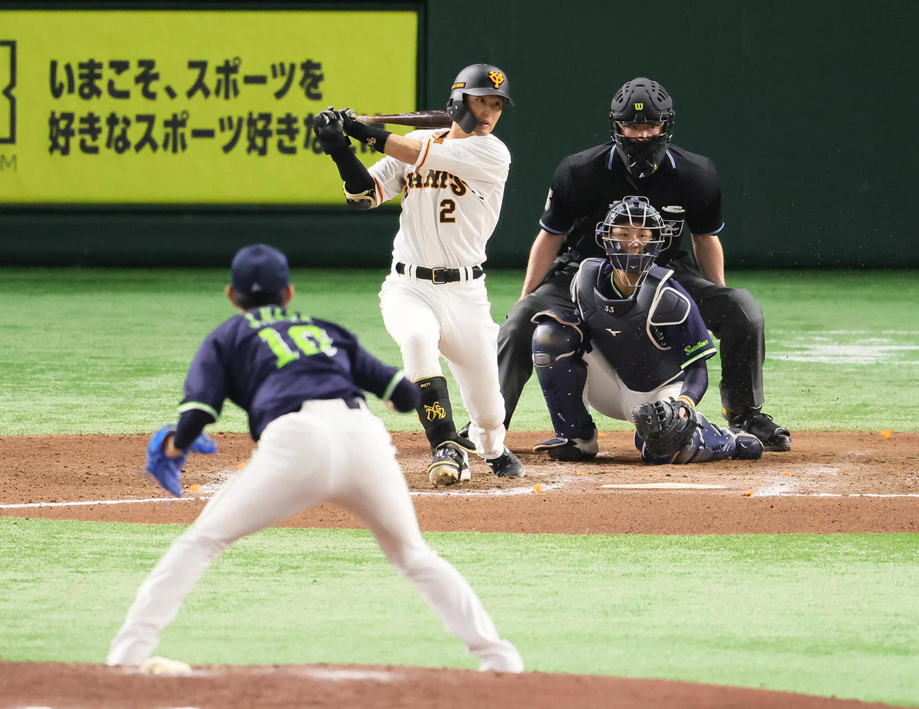 巨人対ヤクルト　6回裏巨人無死、内野安打を放つ吉川。投手原（撮影・足立雅史）