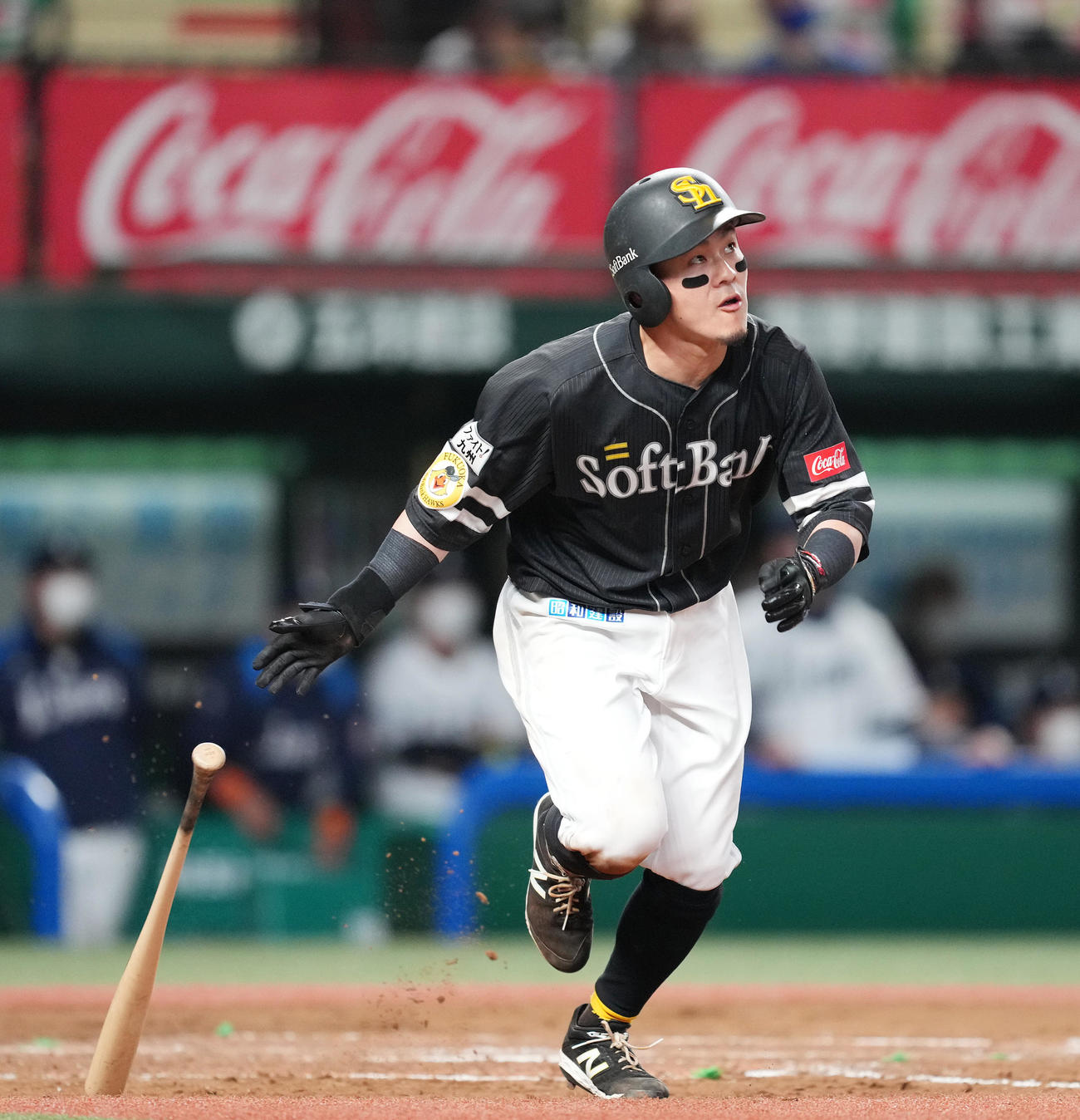 西武対ソフトバンク　9回表ソフトバンク1死一塁、右越えに2点本塁打を放つ牧原大（撮影・菅敏）