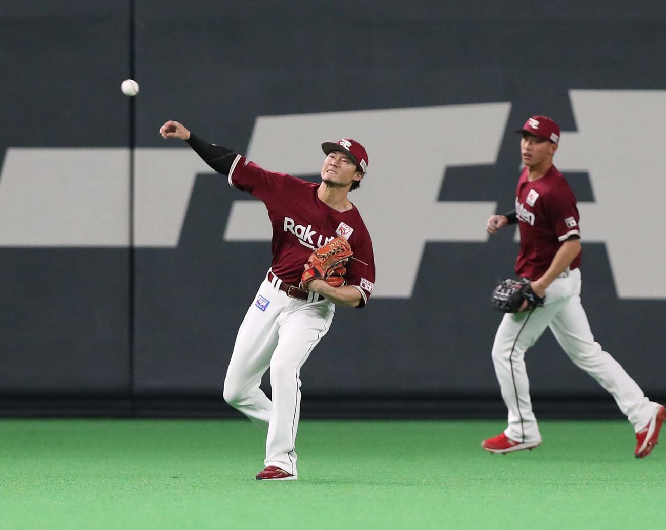 日本ハム対楽天　3回裏日本ハム1死二、三塁、野村の中飛を捕球した西川（左）。三塁進塁を狙った上野を補殺する（撮影・黒川智章）