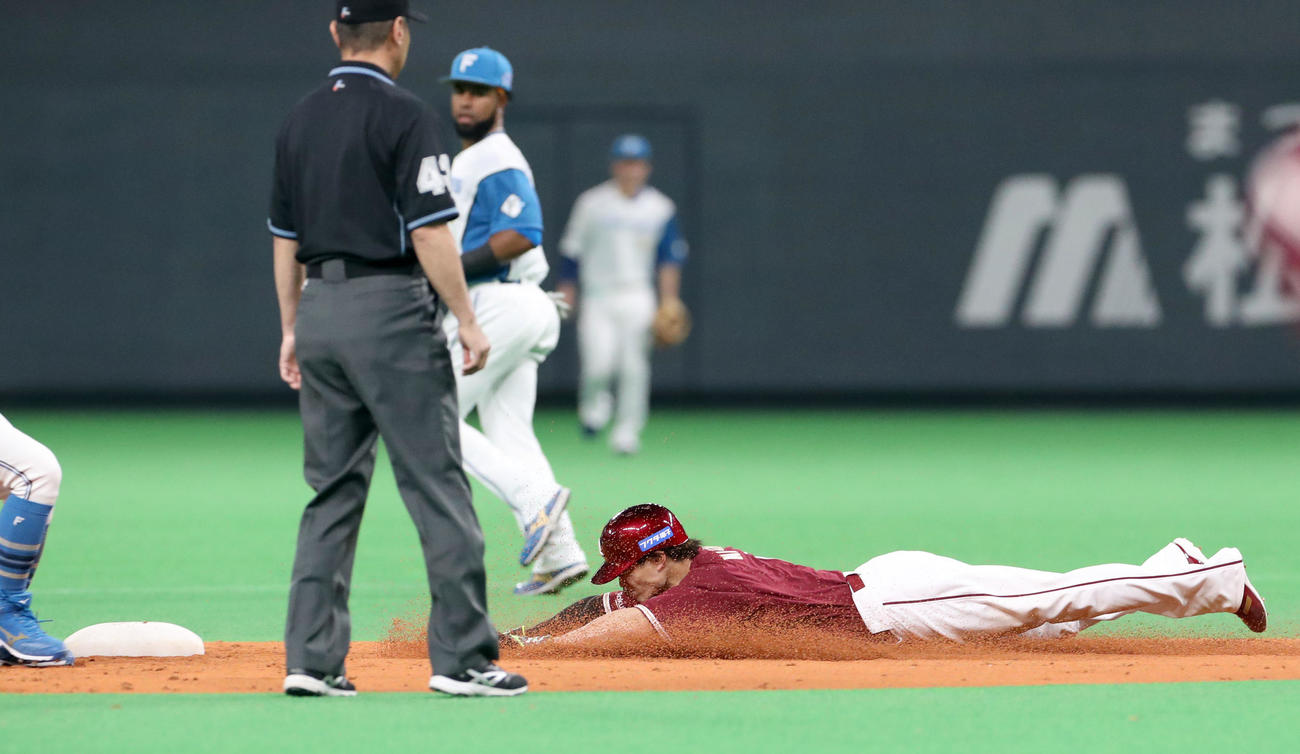 日本ハム対楽天　4回表楽天1死一塁、西川は盗塁を決める（撮影・佐藤翔太）
