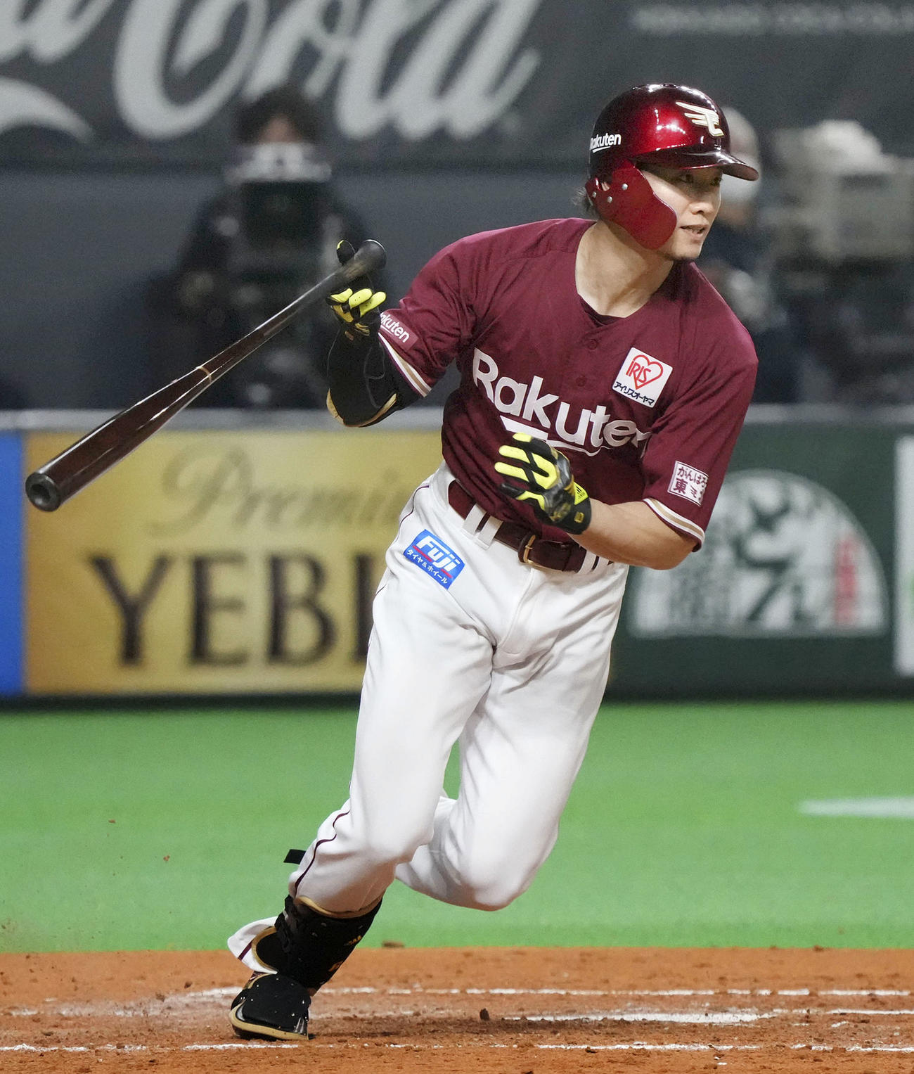 4回楽天1死二、三塁、西川が右前に2点打を放つ（共同）