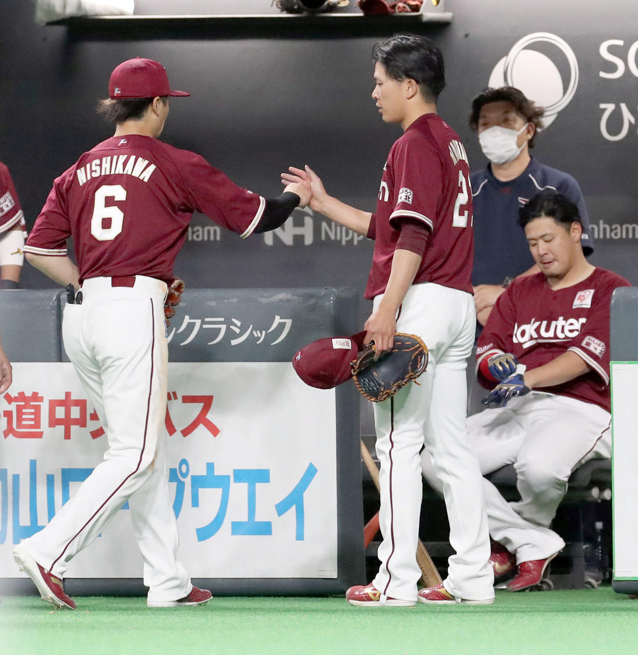日本ハム対楽天　楽天西川（左）を出迎える早川（撮影・佐藤翔太）