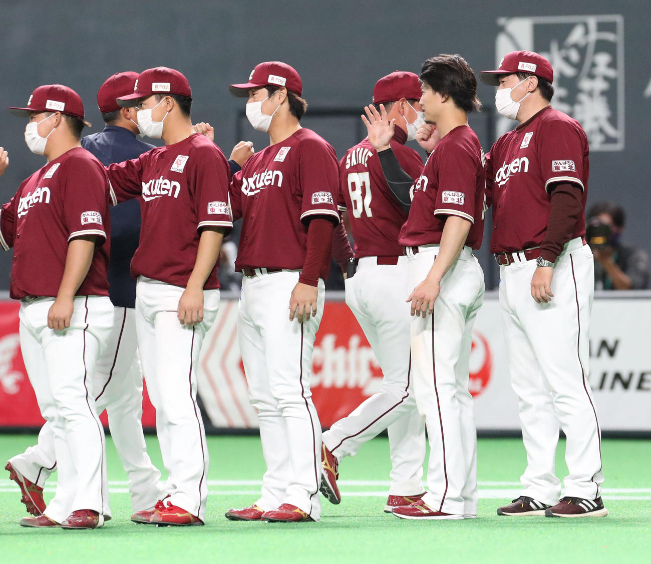 日本ハム対楽天　試合終了後、ナインを出迎える楽天西川と石井GM兼監督（右）（撮影・佐藤翔太）
