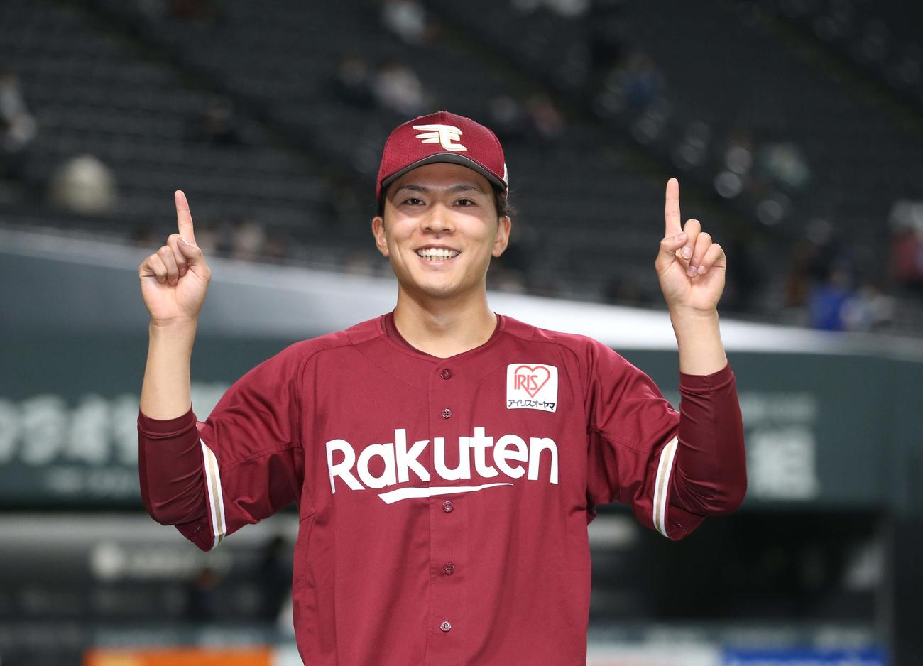 日本ハム対楽天　2勝目を挙げ笑顔でポーズをとる早川（撮影・黒川智章）