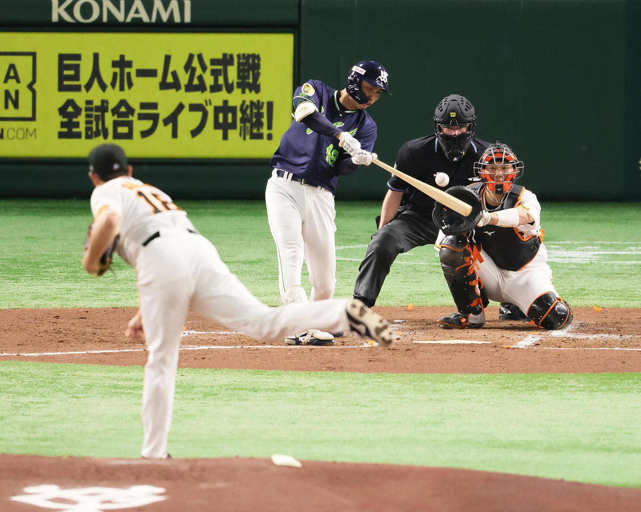 巨人対ヤクルト　3回表ヤクルト1死、中前打を放つ太田。投手菅野（撮影・足立雅史）