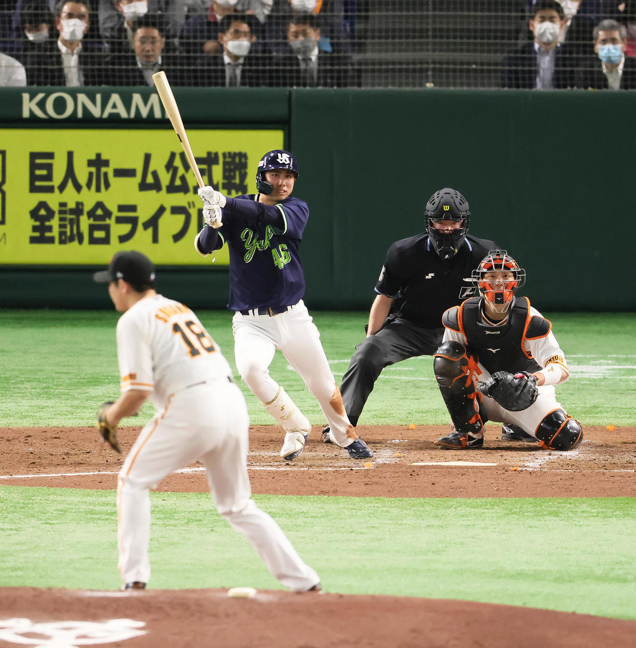 巨人対ヤクルト　5回表ヤクルト無死、中前打を放つ太田。投手菅野（撮影・足立雅史）