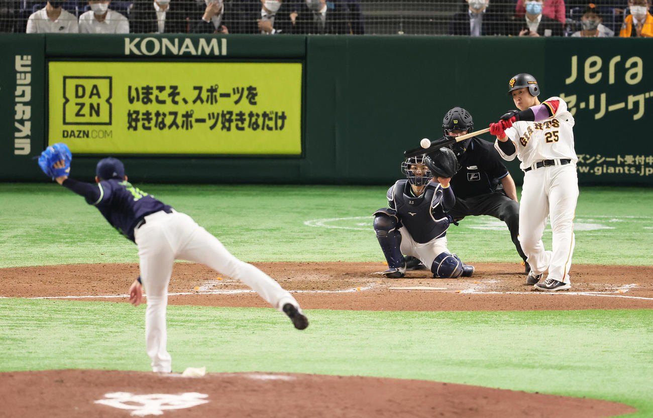 巨人対ヤクルト　7回裏巨人無死、岡本和は左越えソロ本塁打を放つ。投手原（撮影・足立雅史）